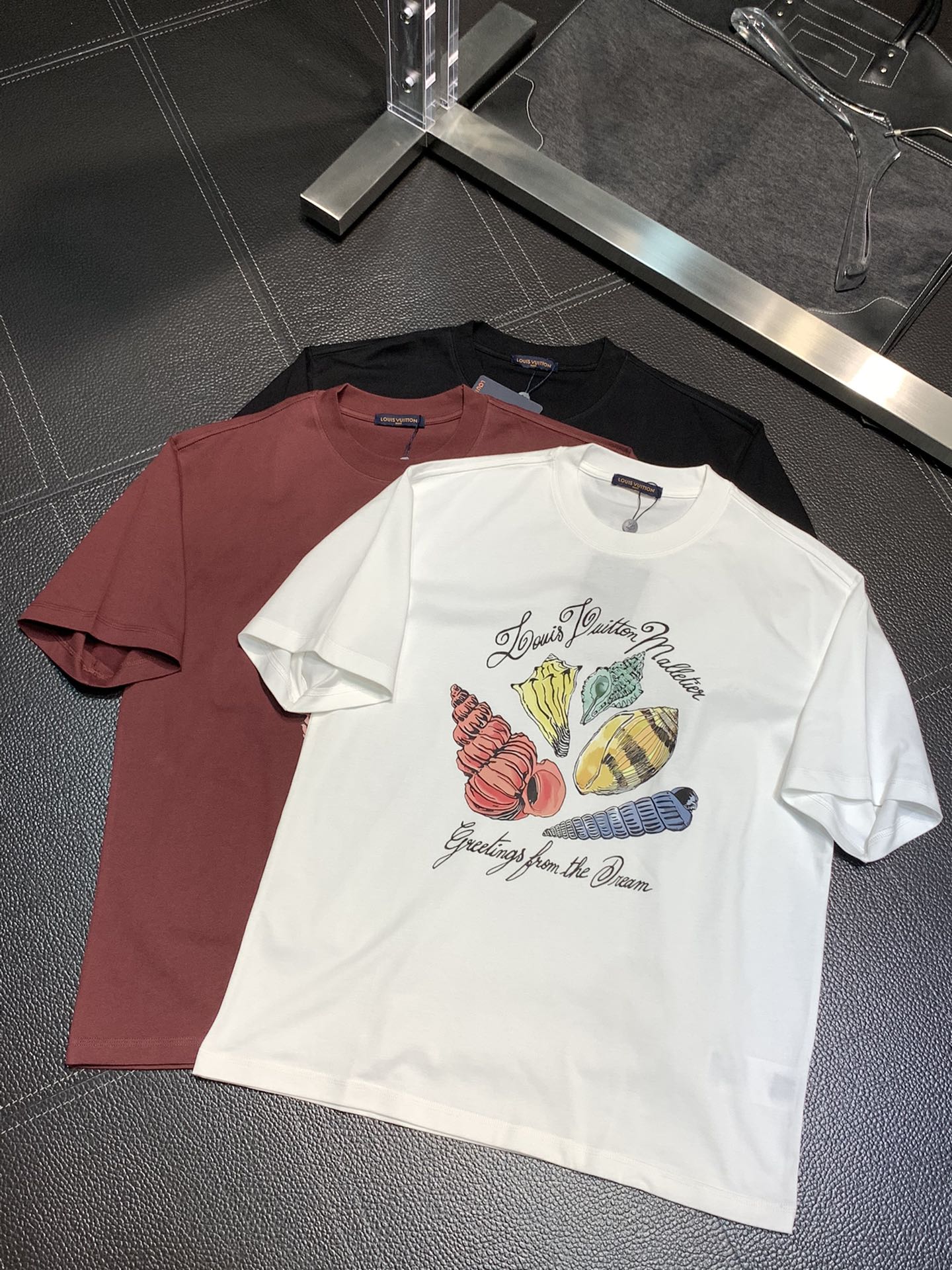 NO:501762,.LV Louis Vuitton exclusively offers new original single men's casual short sleeves, high-end customization, high-end version, fashionable and versatile imported fabric, chest logo pattern design, super soft and delicate, skin-friendly and comfortable to wear, high-end boutique, OEM fine-made, very good for the upper body, men's essential items, three standards, S-3XL,,louis vuitton,louis vuitton,T-shirt,alexander wang19860909.LV路易威登 独家专供新款原单男士休闲短袖 高端定制 高版本 时尚百搭爆款进口面料 胸前logo图案设计 手感超柔软细腻 穿着亲肤舒适 高端精品 代工厂精细做上身非常赞 男士必备单品 三标齐全 码数S-3XL,,louis vuitton,louis vuitton,T-shirt,alexander wang,Men's clothing