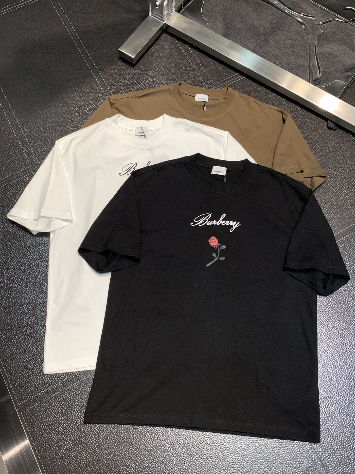 NO:501813,.BBR Burberry exclusively offers new original single men's casual short sleeves, high-end customization, high-version, fashionable and versatile original imported cotton fabric, chest logo pattern design, super soft and delicate, skin-friendly and comfortable to wear, high-end boutique, OEM, fine production, very good for the upper body, men's essential items, complete three standards, S-3XL,,burberry, T-shirt, alexander wang19860909.BBR巴宝莉独家专供新款原单男士休闲短袖 高端定制 高版本 时尚百搭爆款原版进口纯棉面料 胸前logo图案设计 手感超柔软细腻 穿着亲肤舒适 高端精品 代工厂精细做上身非常赞 男士必备单品 三标齐全 码数S-3XL,,burberry,T-shirt,alexander wang,Men's clothing