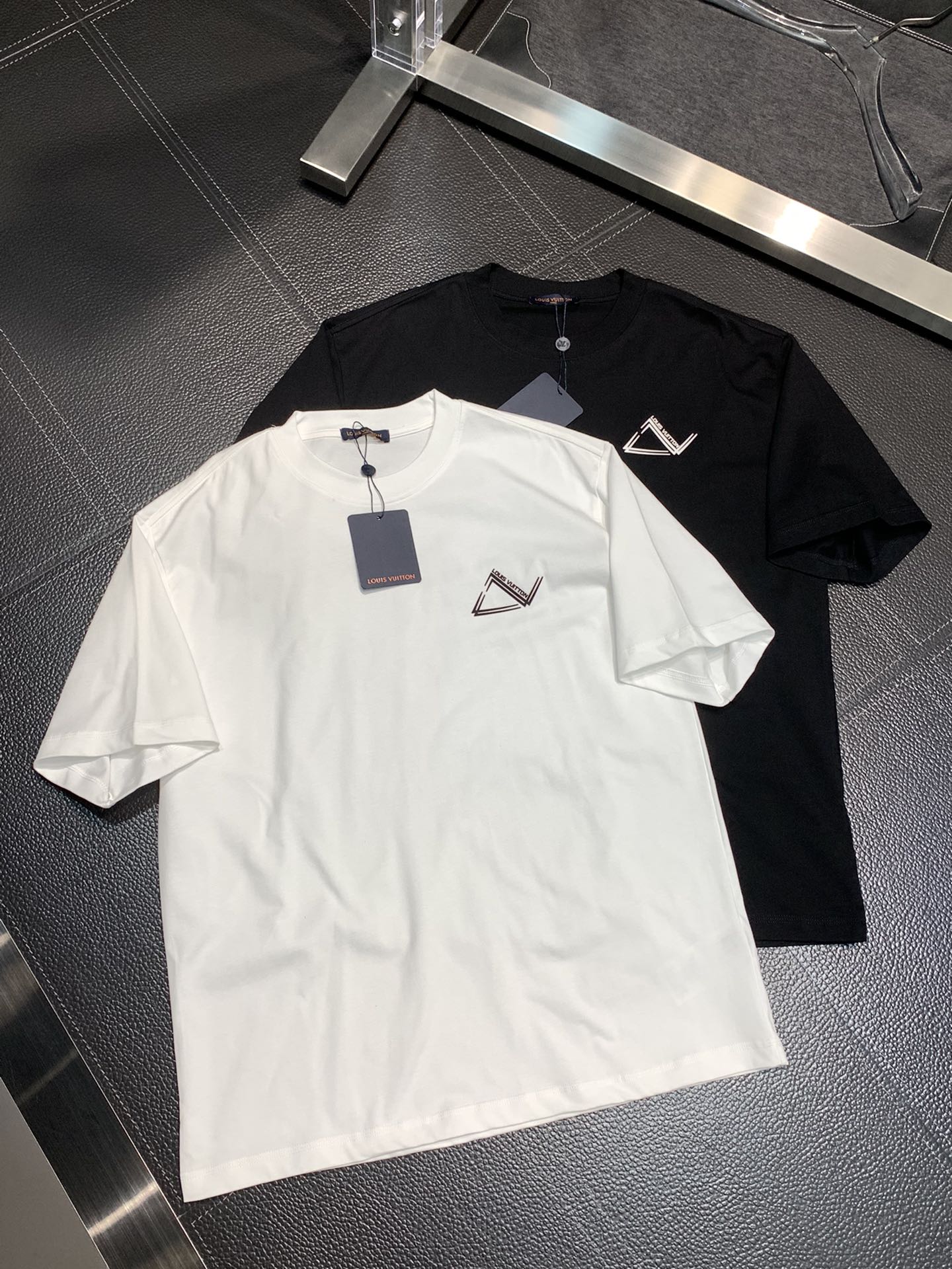 NO:501810,.LV Louis Vuitton exclusively supplies new original single men's casual Polo short sleeves, high-end customization, high-end version, fashionable and versatile imported fabric, chest logo pattern design, super soft and delicate, skin-friendly and comfortable to wear, high-end boutique, OEM factory fine-made top body is very good, men's essential items, three standards, S-3XL,,louis vuitton,louis vuitton,T-shirt,alexander wang19860909.LV路易威登 独家专供新款原单男士休闲Polo短袖 高端定制 高版本 时尚百搭爆款进口面料 胸前logo图案设计 手感超柔软细腻 穿着亲肤舒适 高端精品 代工厂精细做上身非常赞 男士必备单品 三标齐全 码数S-3XL,,louis vuitton,louis vuitton,T-shirt,alexander wang,Men's clothing