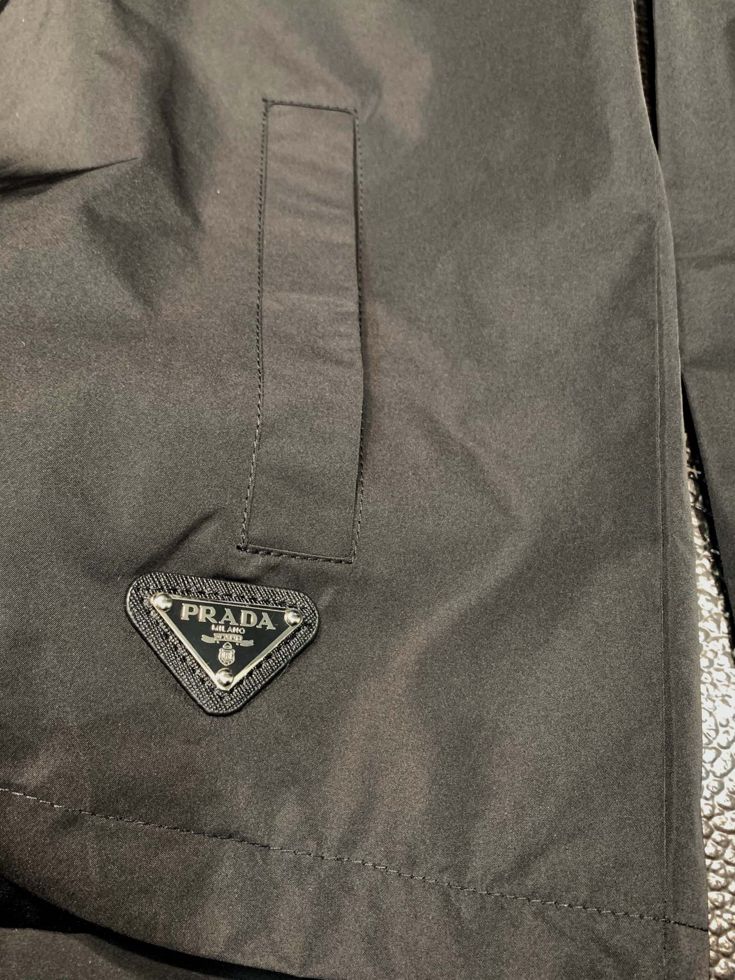 Prada普拉达独家专供最新四季时尚翻领夹克休闲经典拉链外套经典设计感与颜值爆棚的外套品质更是无法挑剔品