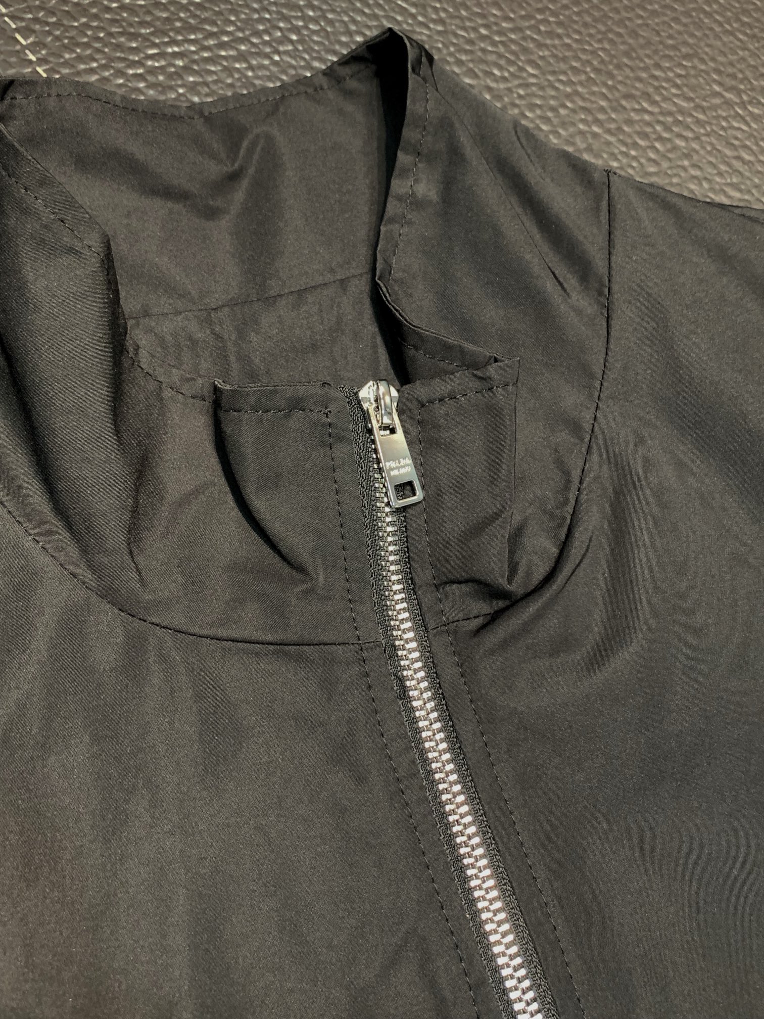 Prada普拉达独家专供最新四季时尚立领夹克休闲经典拉链外套经典设计感与颜值爆棚的外套品质更是无法挑剔品