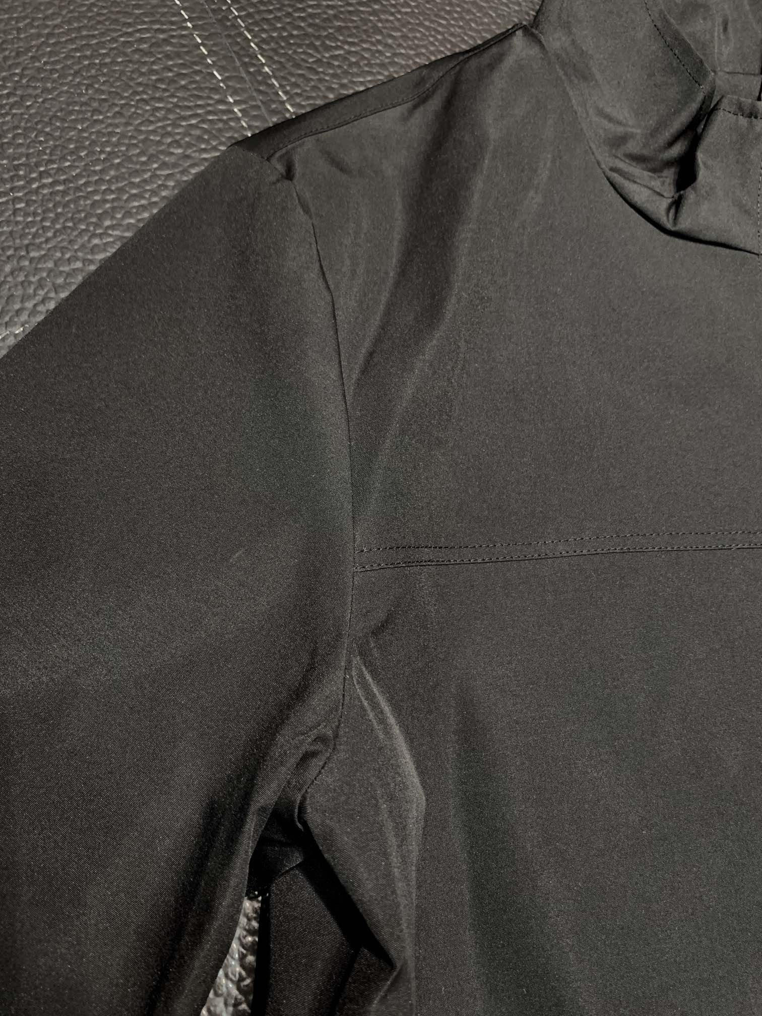 Prada普拉达独家专供最新四季时尚立领夹克休闲经典拉链外套经典设计感与颜值爆棚的外套品质更是无法挑剔品