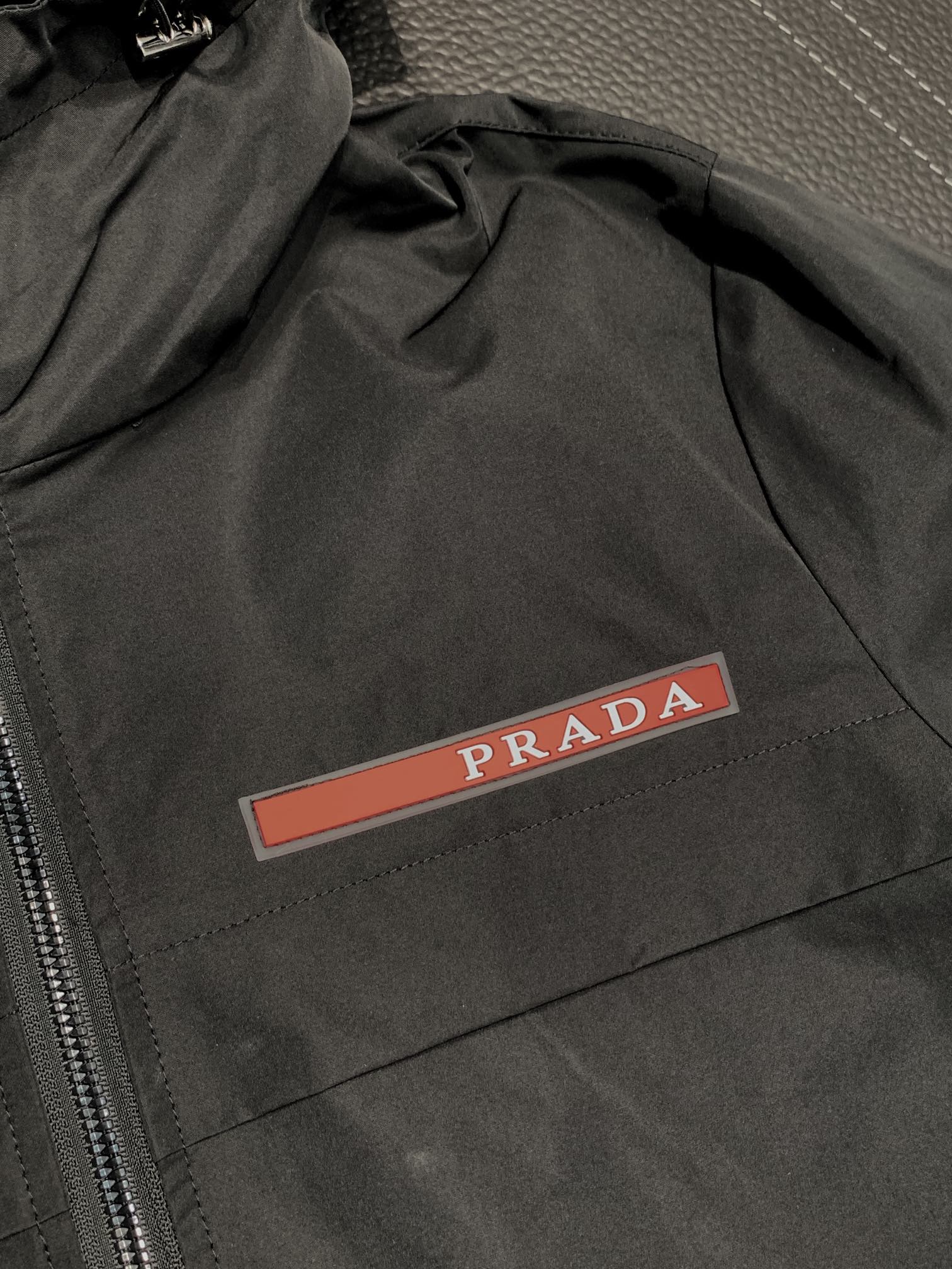 Prada普拉达独家专供最新四季时尚连帽夹克休闲经典拉链外套经典设计感与颜值爆棚的外套品质更是无法挑剔品