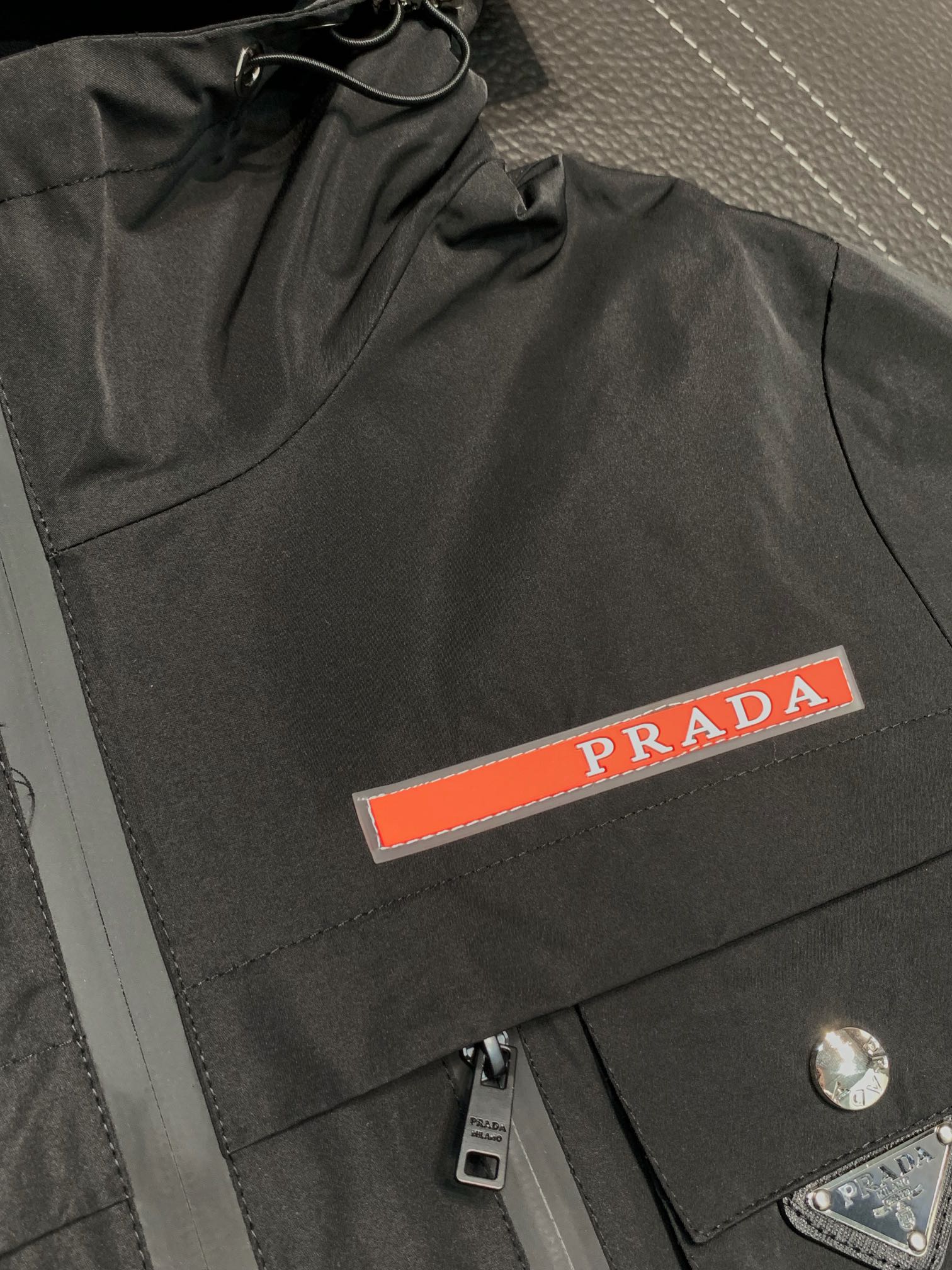 Prada普拉达独家专供最新四季时尚连帽夹克休闲经典拉链外套经典设计感与颜值爆棚的外套品质更是无法挑剔品