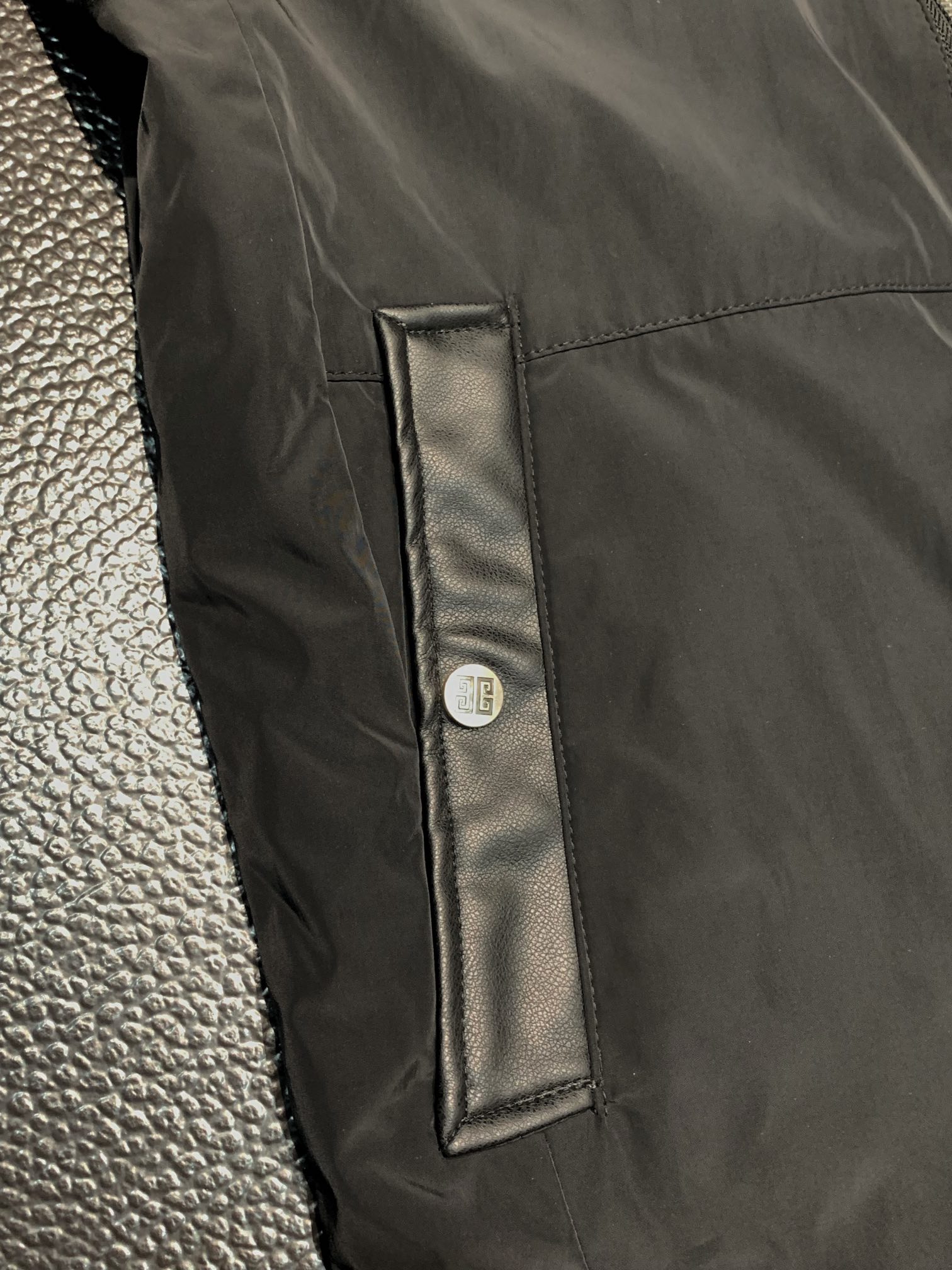 纪梵希独家专供最新四季时尚翻领夹克休闲经典拉链外套经典设计感与颜值爆棚的外套品质更是无法挑剔品控可以直接