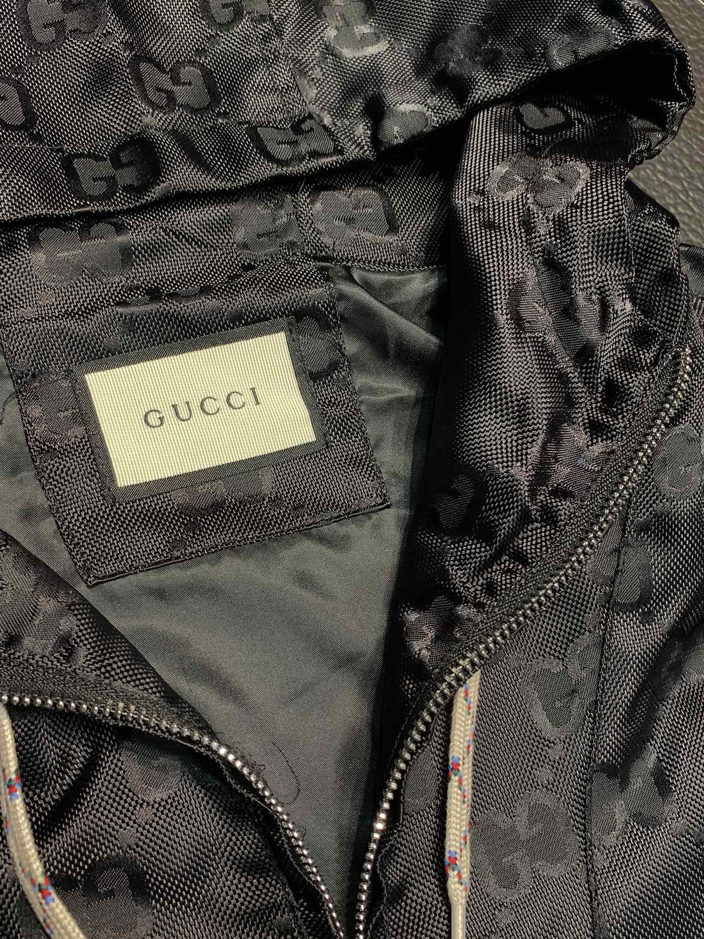 Gucci古驰独家专供最新四季时尚连帽夹克休闲经典拉链外套经典设计感与颜值爆棚的外套品质更是无法挑剔品控