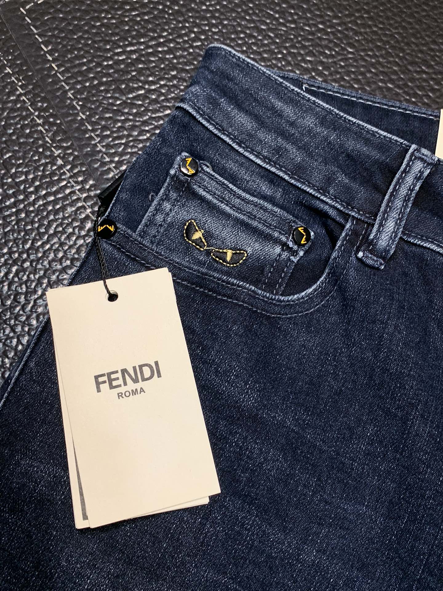 FENDI芬迪独家专供新款休闲牛仔裤高端版本专柜定制面料透气舒适度高细节无可挑剔品牌元素设计理念体现高品