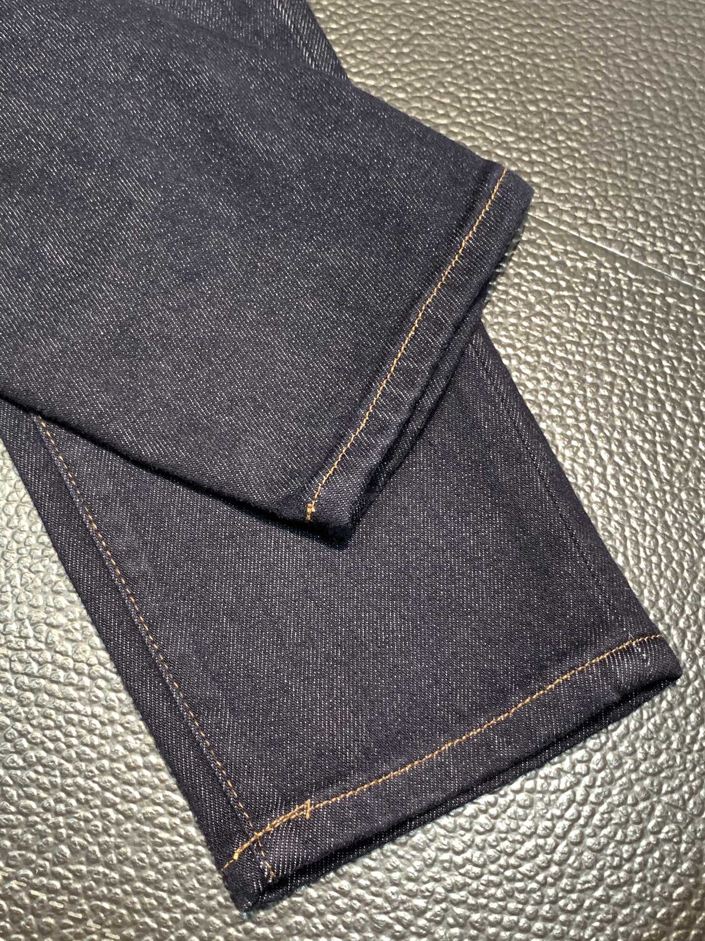 Loewe罗意威独家专供新款休闲牛仔裤高端版本专柜定制面料透气舒适度高细节无可挑剔品牌元素设计理念体现高