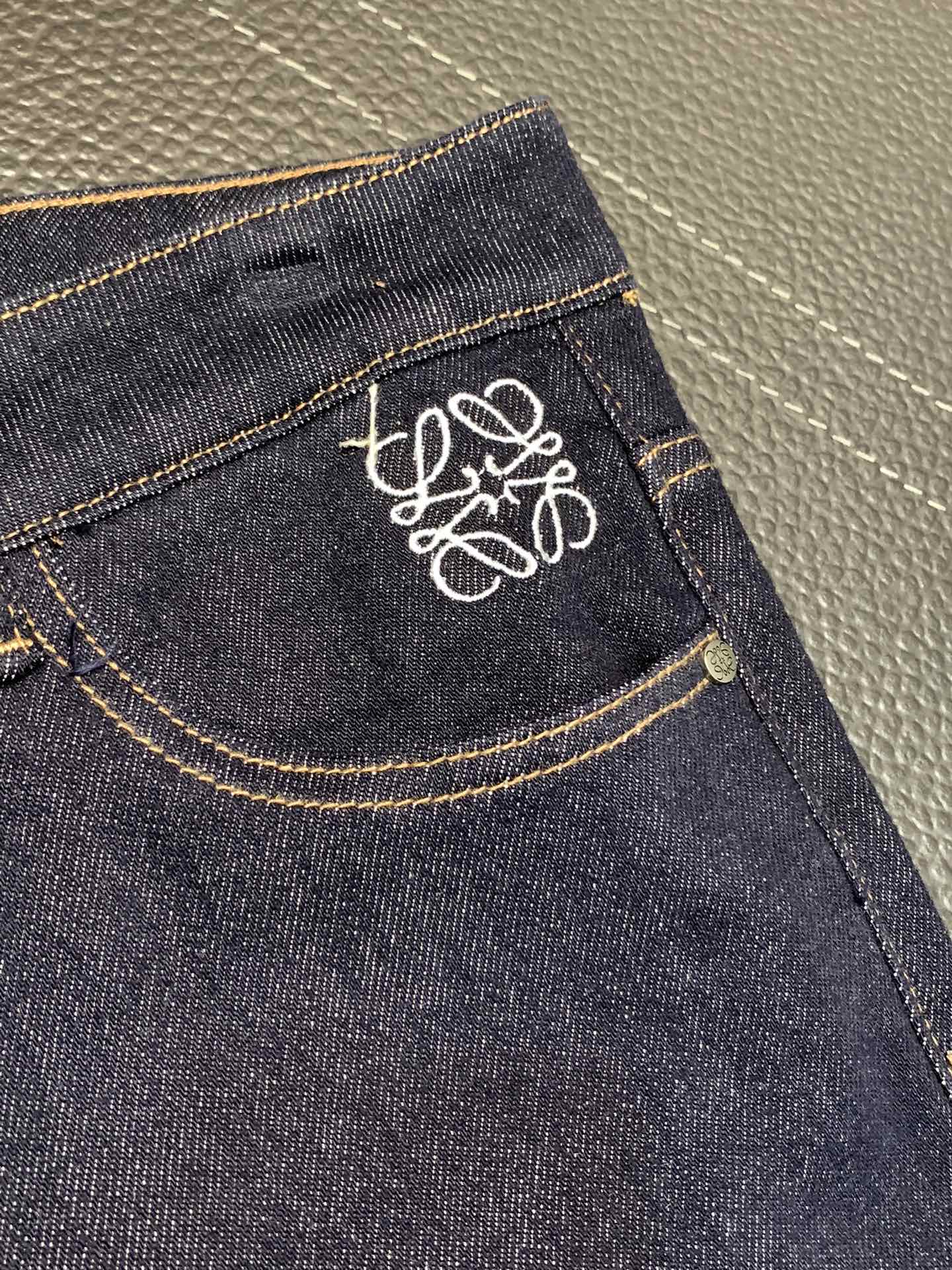 Loewe罗意威独家专供新款休闲牛仔裤高端版本专柜定制面料透气舒适度高细节无可挑剔品牌元素设计理念体现高