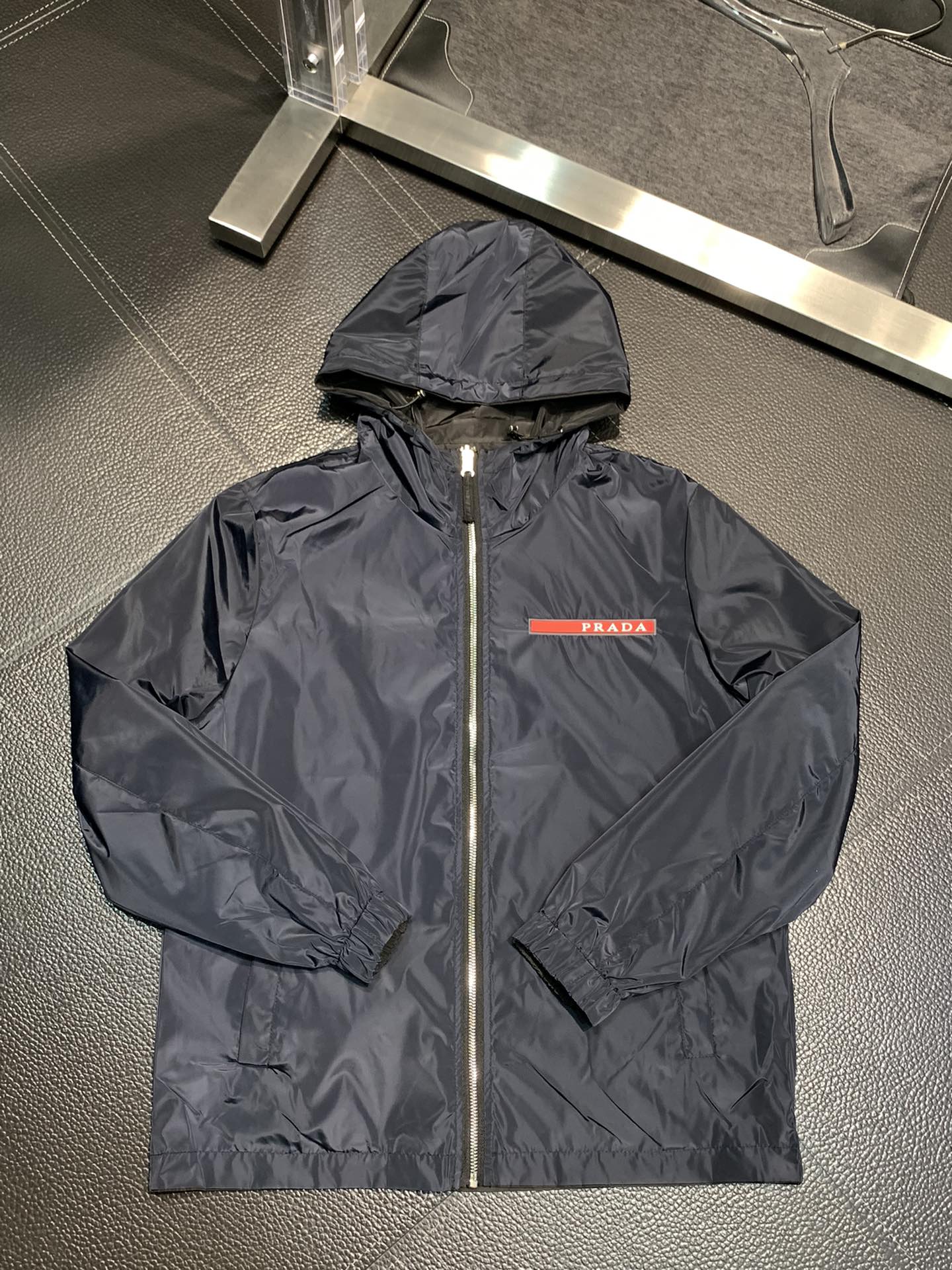 NO:119521,Prada exclusively offers the latest autumn and autumn fashion hooded jackets, double-sided design, classic design and superb appearance, and the quality is even more unscrupulous. You can buy it directly, which is not to be mistaken for high-end products! Through the detailed pictures, you can feel its powerful aura, and the warm-concentration effect is significant, so you don’t have to worry about the chill at all! It is both fashionable and functional, and the whole style looks more luxurious and elegant! Size M-3XL, prada, prada, jackets & coats, jackets & coats, hats, alexander wang19860909Prada普拉达独家专供最新秋秋时尚连帽夹克,双面穿设计,经典设计感与颜值爆棚的外套,品质更是无法挑剔品控可以直接入手,不容过错的高端臻品！通过细节图片便可感受到它强悍的气场,聚温保暖效果显著,完全不用担心会有一点寒意！时尚与功能性兼备,整款显得更加的奢华大气！ 尺码M-3XL,,prada,prada,jackets & coats,jackets & coats,hats,alexander wang,Men's clothing