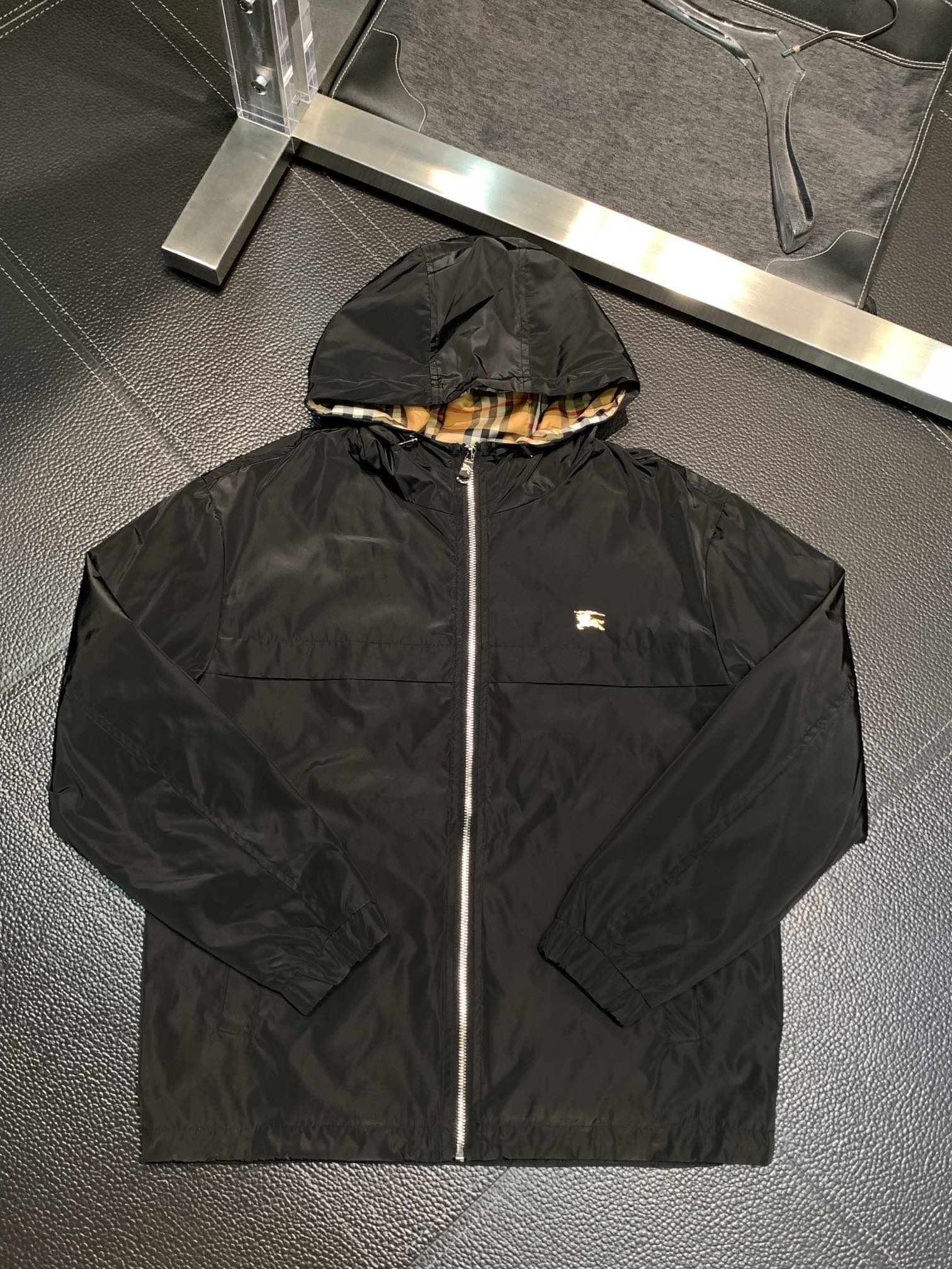 NO:119518,BBR Burberry exclusively offers the latest Autumn and Autumn Fashion Hooded Jacket, a classic jacket with a strong sense of design and appearance. The quality is even more unscrupulous. You can buy it directly. You can't get it wrong! Through the detailed pictures, you can feel its powerful aura, and the warm-concentration effect is significant, so you don’t have to worry about the chill at all! It is both fashionable and functional, and the whole style looks more luxurious and elegant! Size M-3XL, Burberry, Jackets & coats, Jackets & coats, Hats, Alexander wang19860909BBR巴宝莉独家专供最新秋秋时尚连帽夹克,经典设计感与颜值爆棚的外套,品质更是无法挑剔品控可以直接入手,不容过错的高端臻品！通过细节图片便可感受到它强悍的气场,聚温保暖效果显著,完全不用担心会有一点寒意！时尚与功能性兼备,整款显得更加的奢华大气！ 尺码M-3XL,,burberry,jackets & coats,jackets & coats,hats,alexander wang,Men's clothing