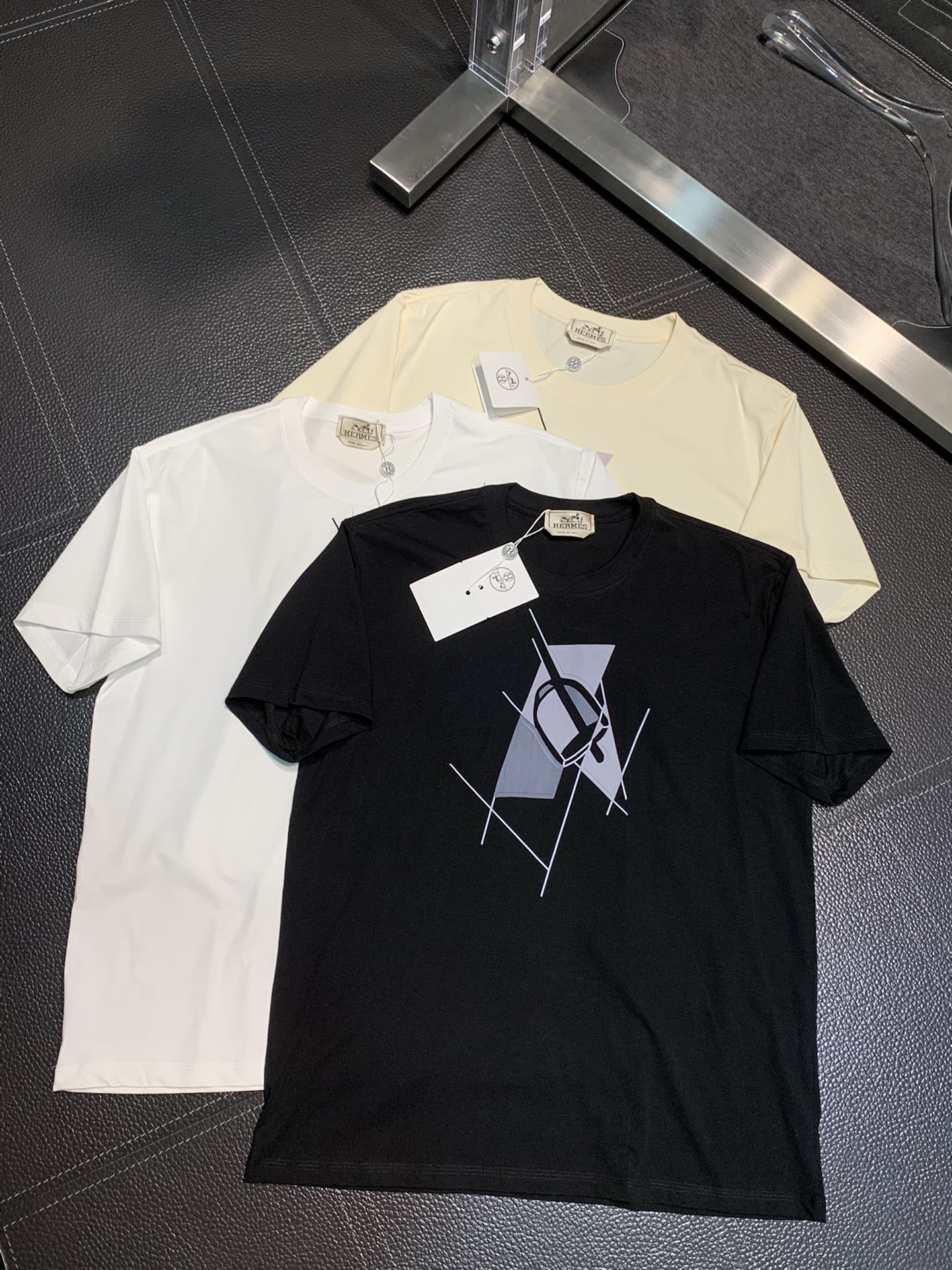 NO:501830,.H Hermes exclusively offers new original single men's casual short sleeves, high-end customization, high-version, fashionable and versatile imported fabrics, chest logo pattern design, super soft and delicate, skin-friendly and comfortable to wear, high-end boutique, OEM factory fine-made top body is very good, men's essential items, complete three standards, S-5XL,, hermes, T-shirt, alexander wang19860909.H爱马仕 独家专供新款原单男士休闲短袖 高端定制 高版本 时尚百搭爆款进口面料 胸前logo图案设计 手感超柔软细腻 穿着亲肤舒适 高端精品 代工厂精细做上身非常赞 男士必备单品 三标齐全 码数S-5XL,,hermes,T-shirt,alexander wang,Men's clothing