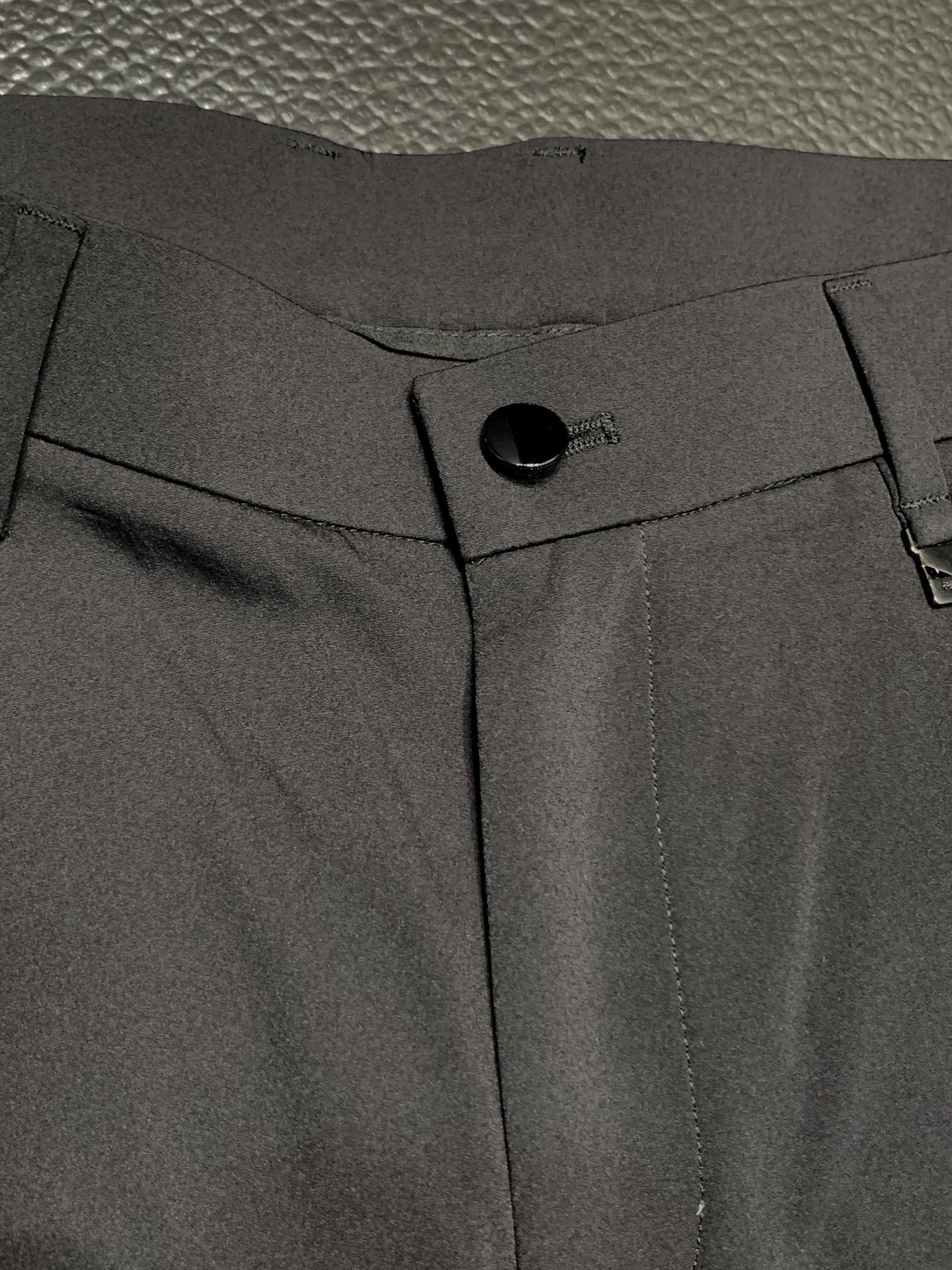 FENDI芬迪独家专供新款休闲西裤高端版本！专柜定制面料透气舒适度高细节无可挑剔品牌元素设计理念体现高品