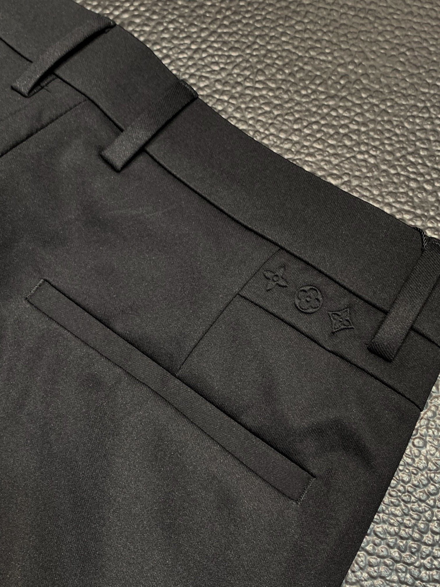 LV路易威登独家专供新款休闲西裤高端版本！专柜定制面料透气舒适度高细节无可挑剔品牌元素设计理念体现高品质