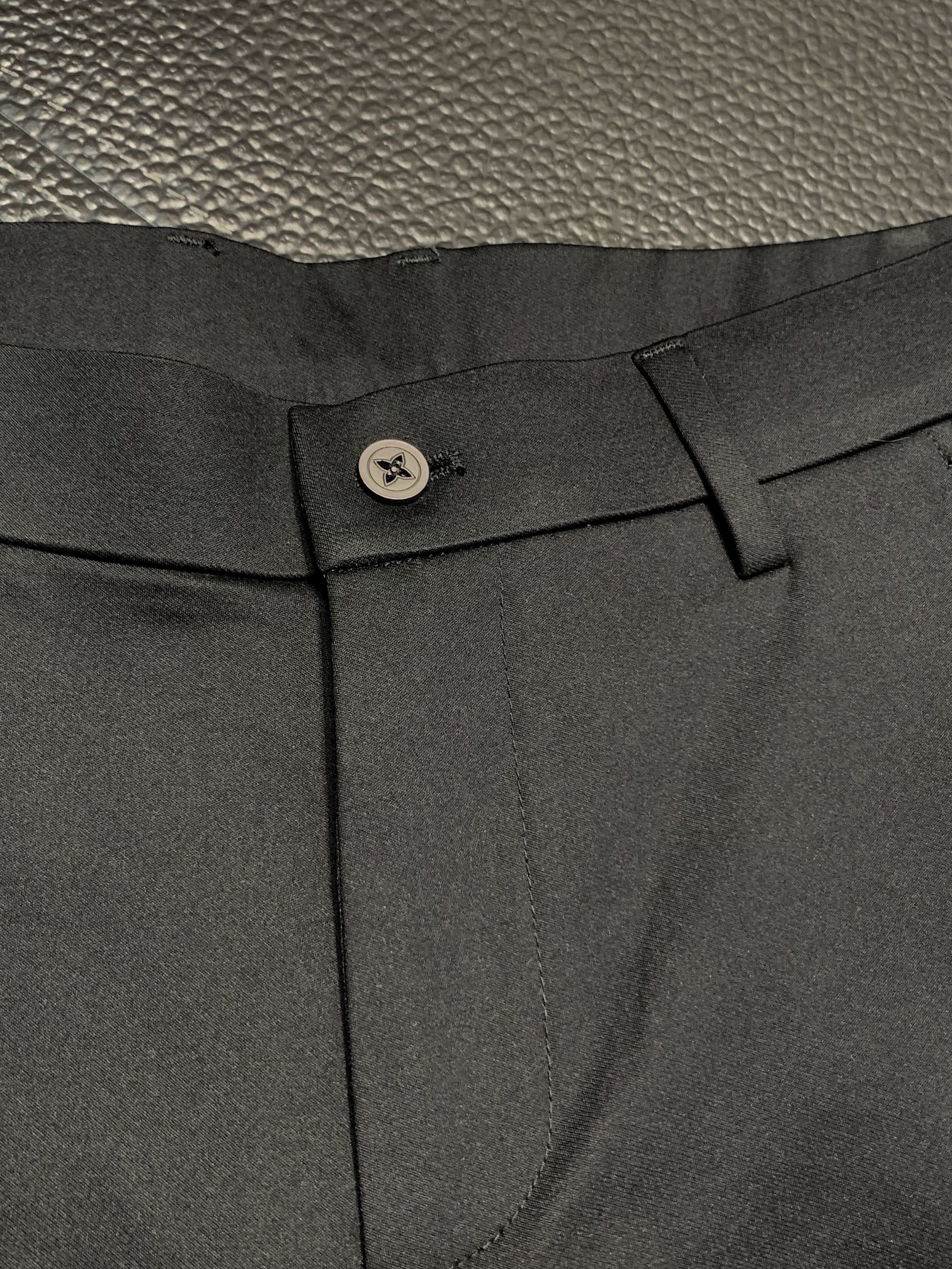 LV路易威登独家专供新款休闲西裤高端版本！专柜定制面料透气舒适度高细节无可挑剔品牌元素设计理念体现高品质