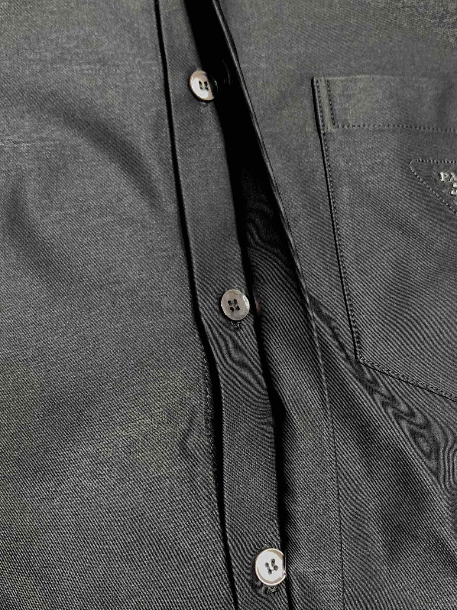 Prada普拉达独家专供最新春秋时尚翻领夹克经典设计感与颜值爆棚的外套品质更是无法挑剔品控可以直接入手不