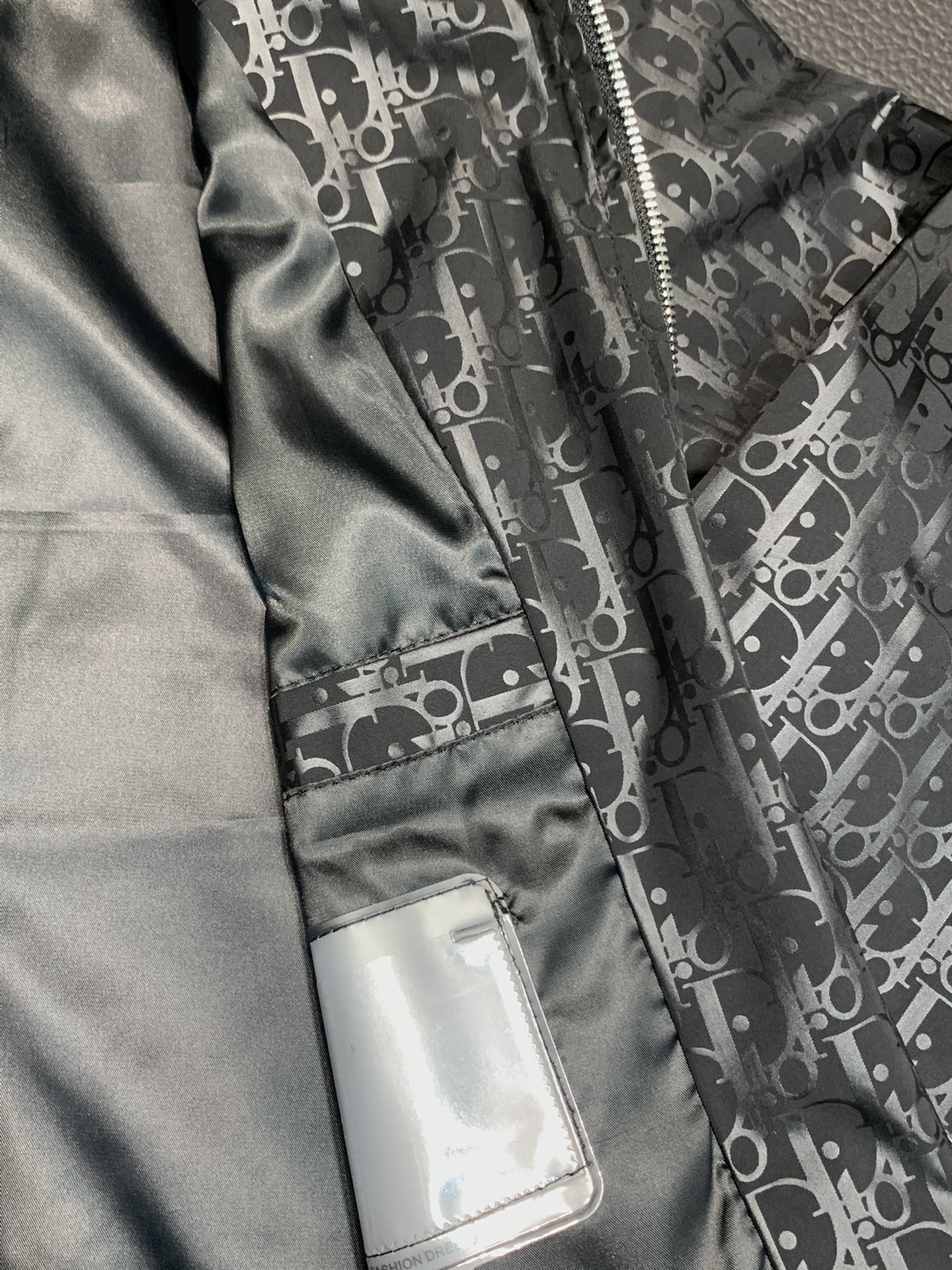 Dior迪奥独家专供最新春秋时尚夹克经典设计感与颜值爆棚的外套品质更是无法挑剔品控可以直接入手不容过错的