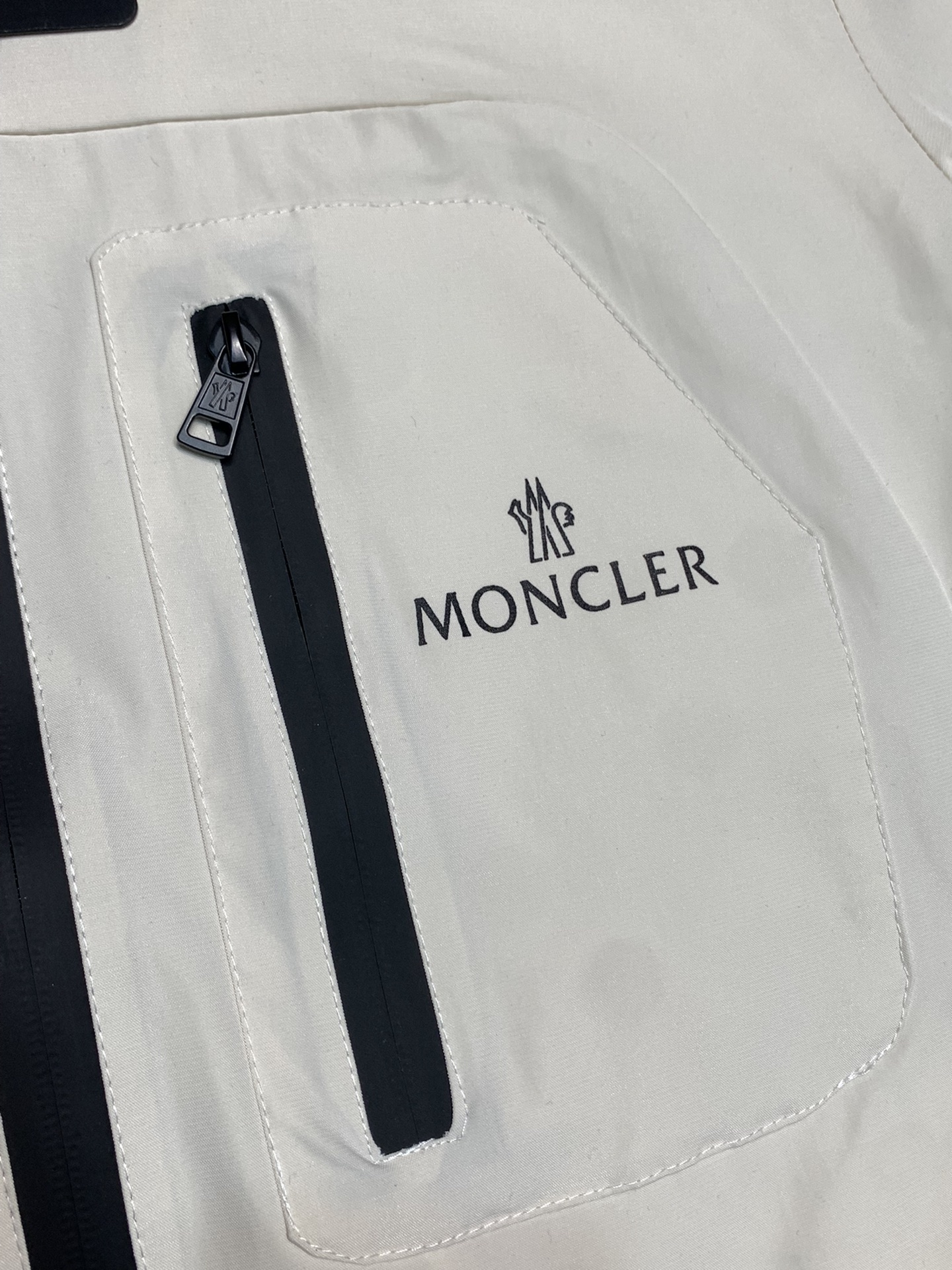 Moncler蒙口独家专供最新春秋时尚连帽夹克经典设计感与颜值爆棚的外套品质更是无法挑剔品控可以直接入手