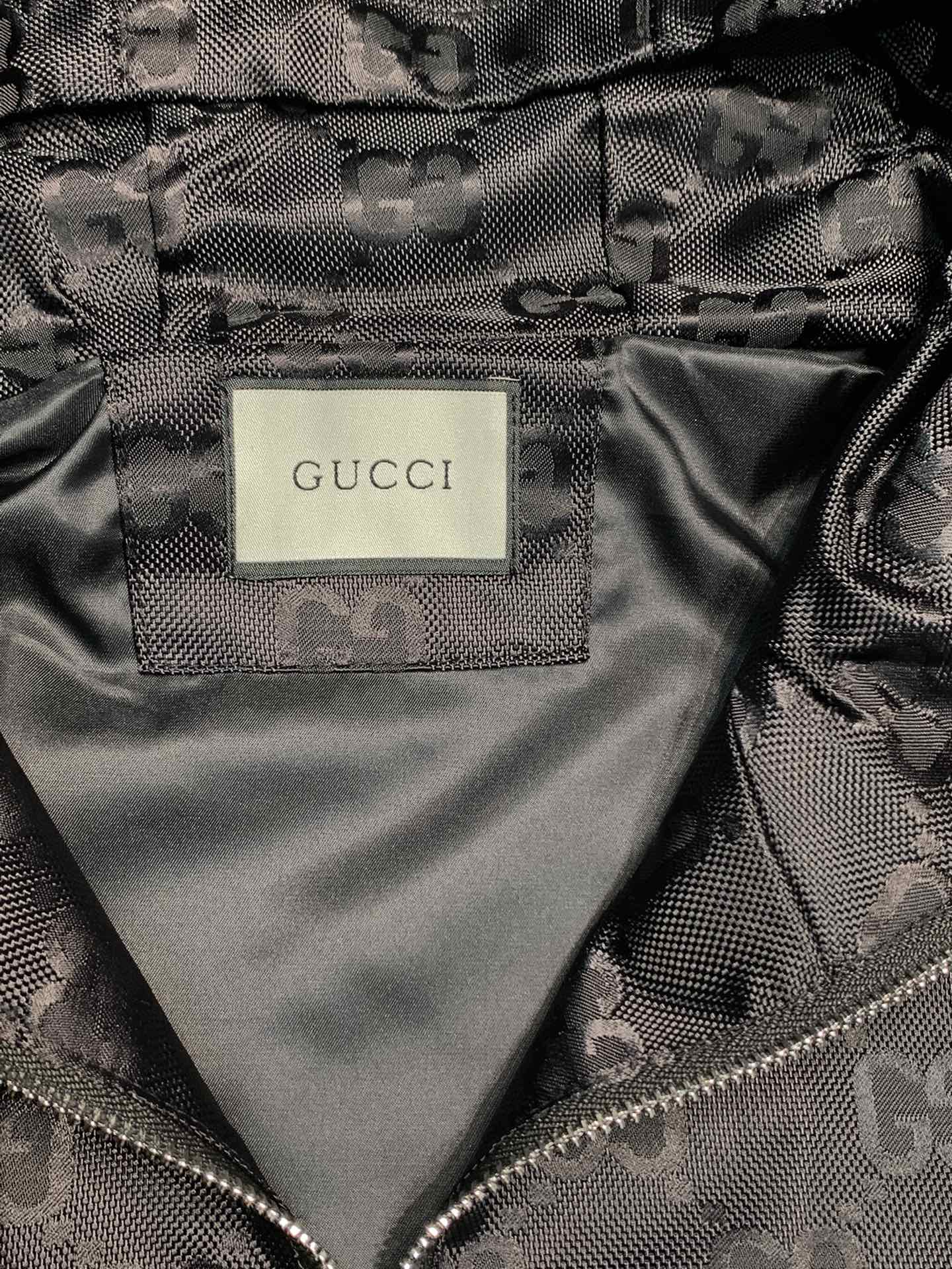 Gucci古驰独家专供最新春秋时尚连帽夹克经典设计感与颜值爆棚的外套品质更是无法挑剔品控可以直接入手不容