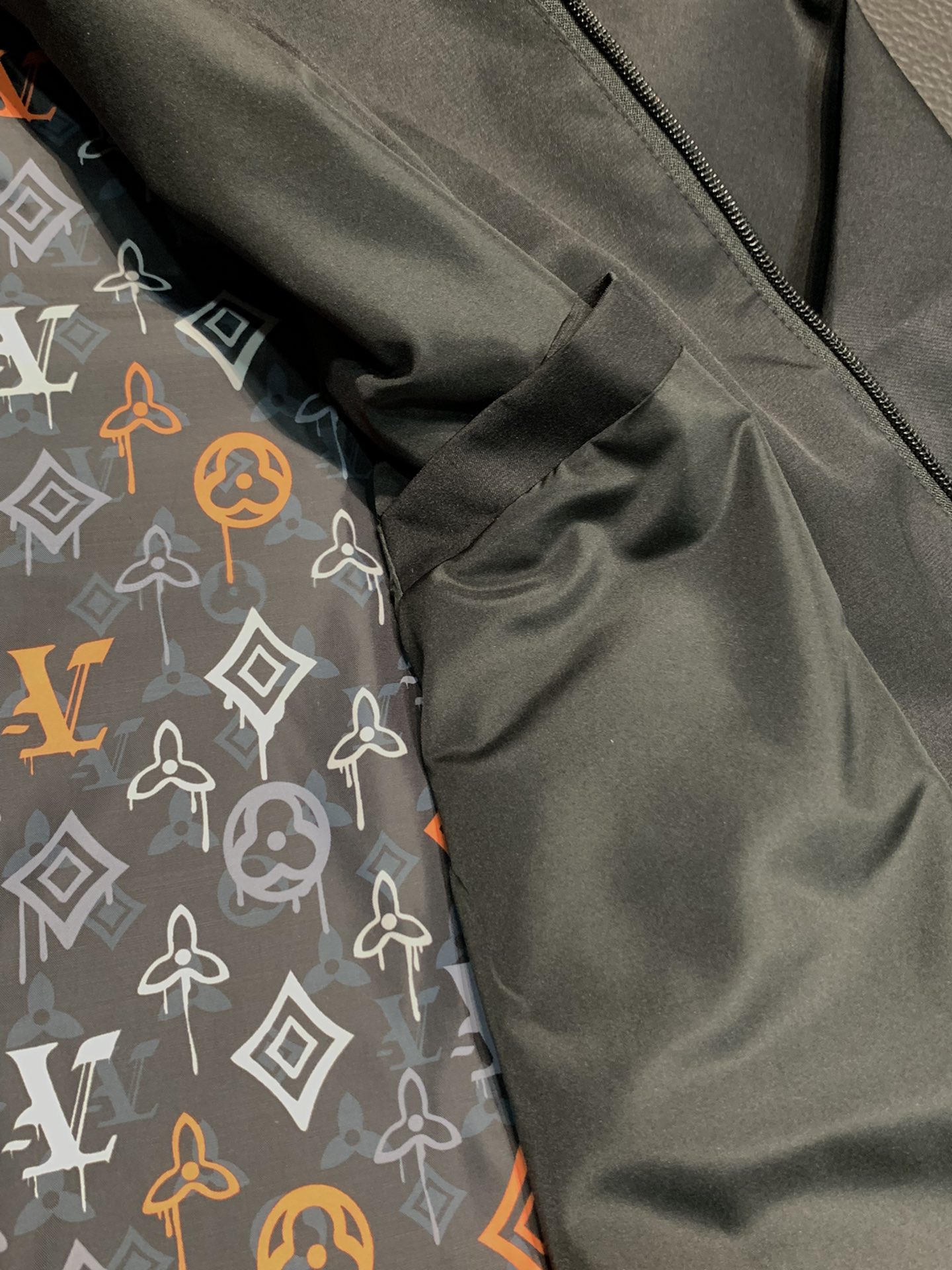 LV路易威登独家专供最新春秋时尚立领夹克经典设计感与颜值爆棚的外套品质更是无法挑剔品控可以直接入手不容过