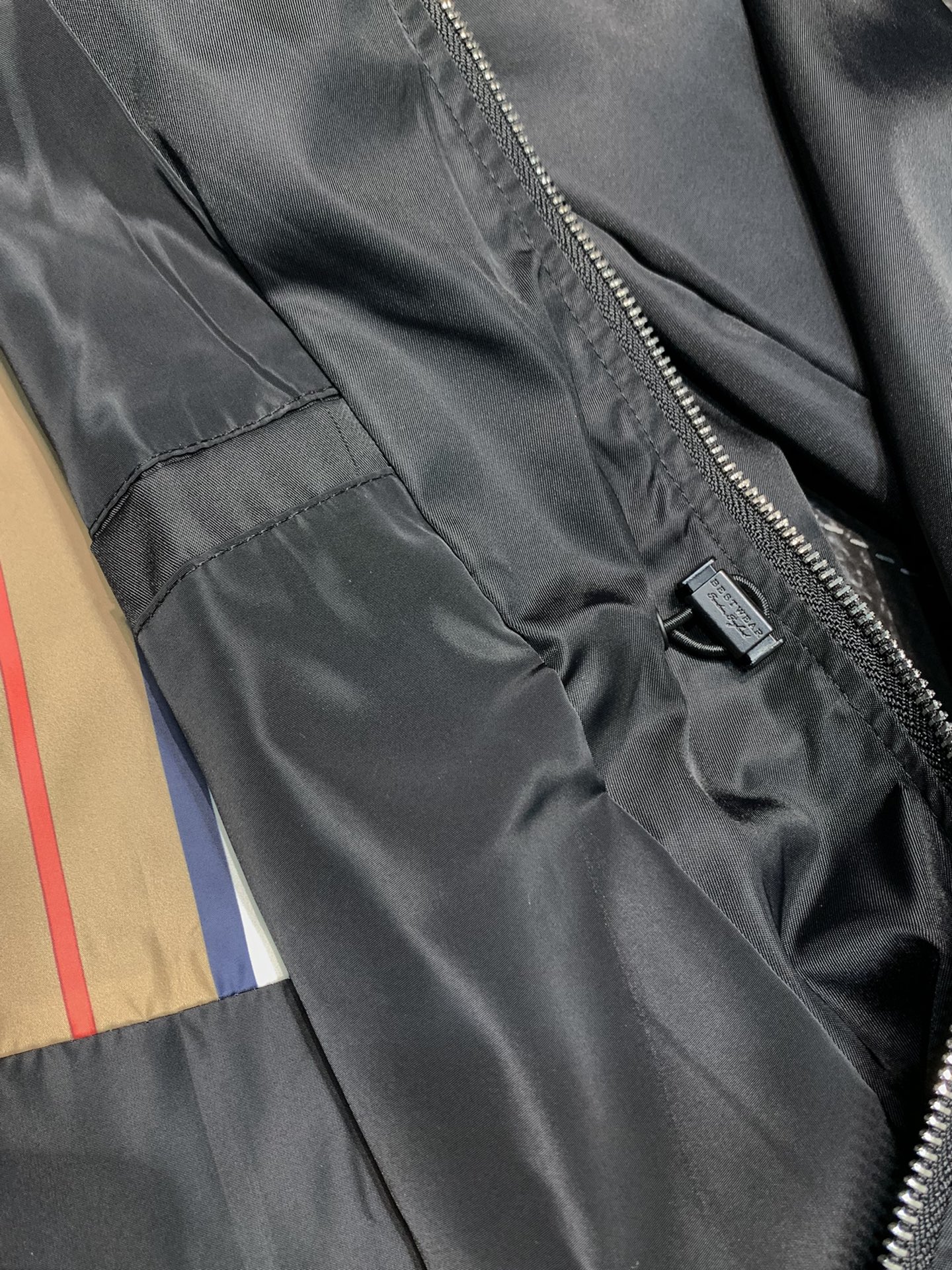BBR巴宝莉独家专供最新春秋时尚立领夹克经典设计感与颜值爆棚的外套品质更是无法挑剔品控可以直接入手不容过