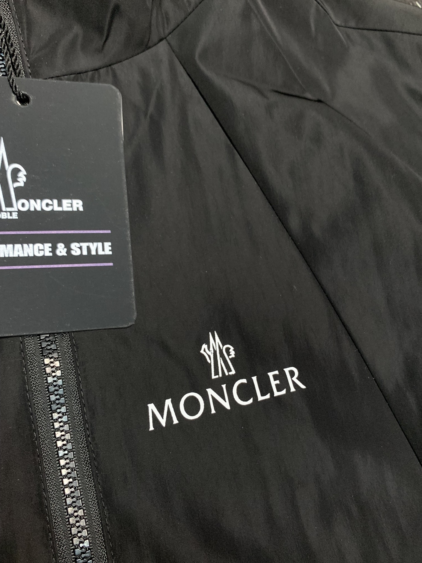 Moncler蒙口独家专供最新春秋时尚连帽夹克经典设计感与颜值爆棚的外套品质更是无法挑剔品控可以直接入手