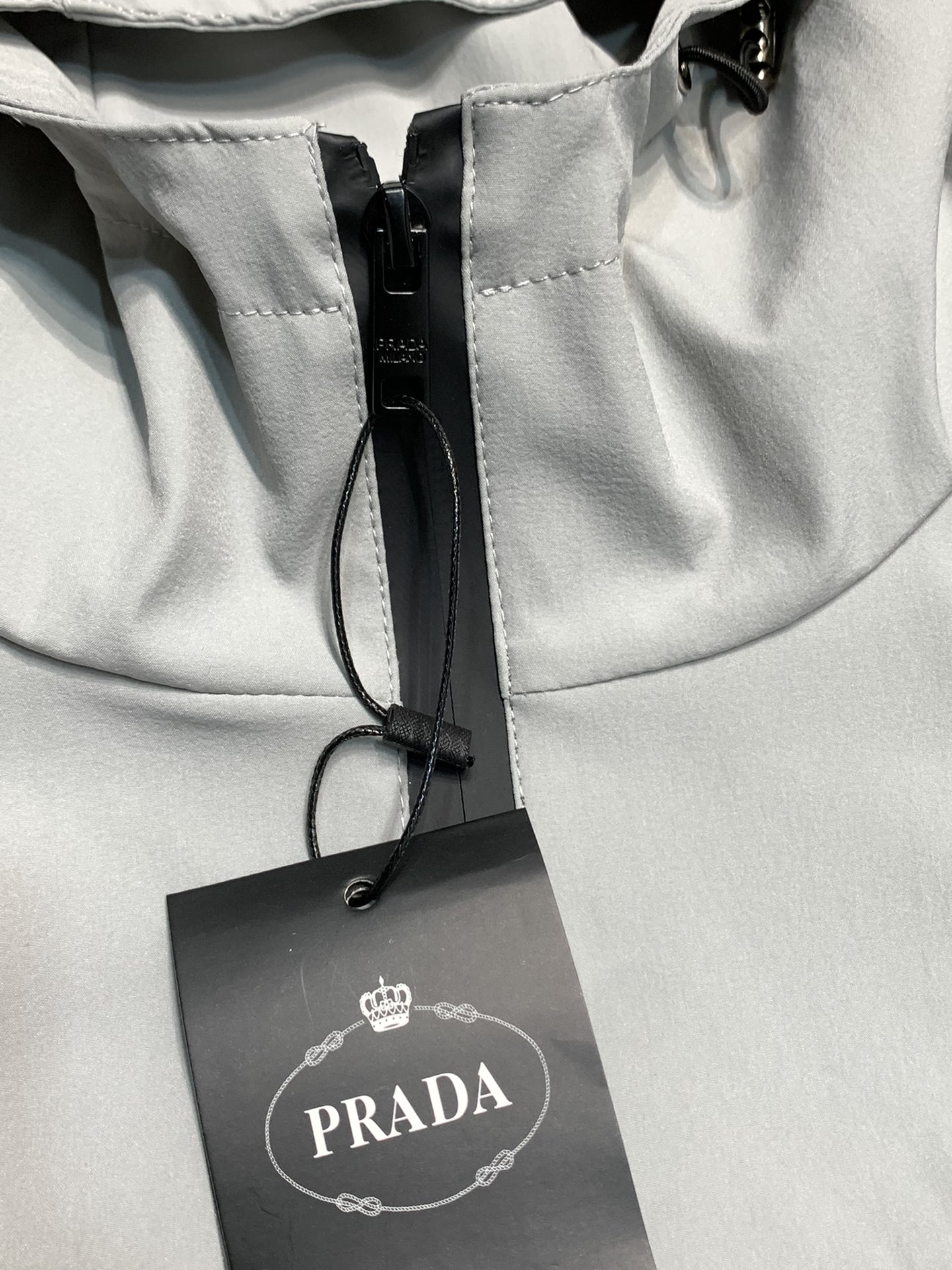 Prada普拉达独家专供最新春秋时尚连帽夹克经典设计感与颜值爆棚的外套品质更是无法挑剔品控可以直接入手不