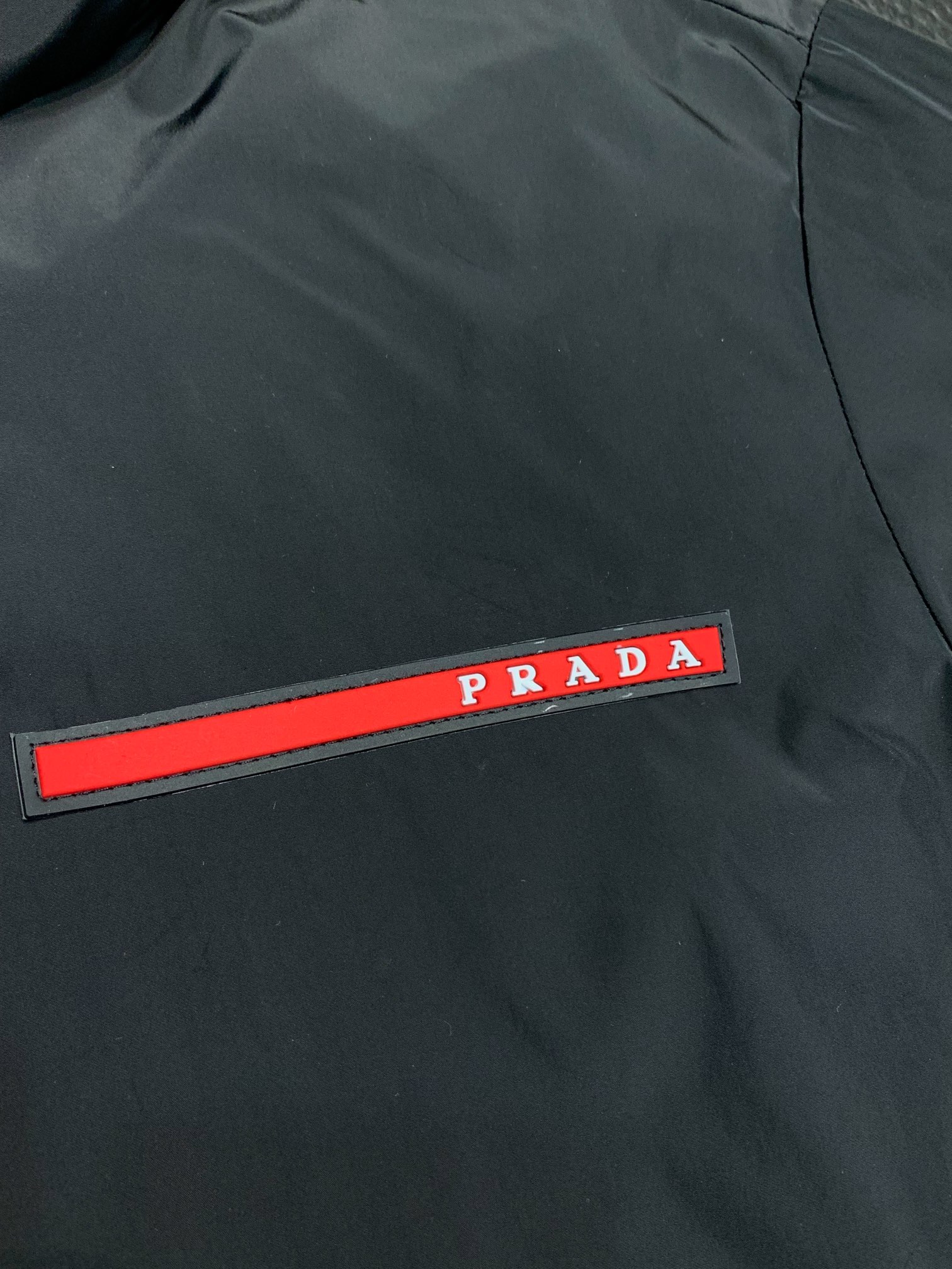 Prada普拉达独家专供最新春秋时尚连帽夹克经典设计感与颜值爆棚的外套品质更是无法挑剔品控可以直接入手不