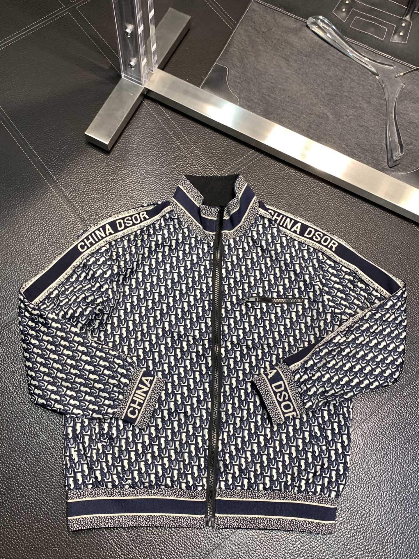 Dior迪奥独家专供最新春秋时尚立领夹克双面穿设计经典设计感与颜值爆棚的外套品质更是无法挑剔品控可以直接