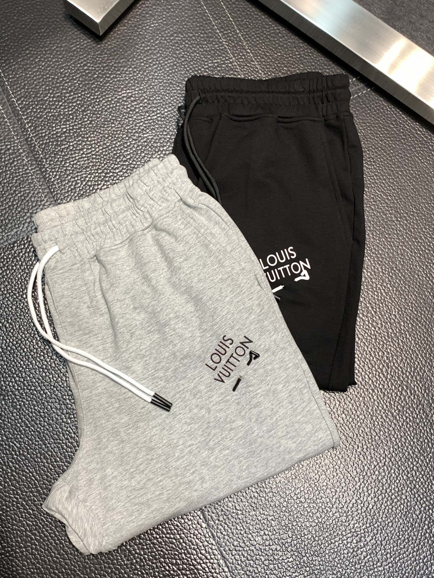 NO:501847,.LV Louis Vuitton exclusively offers new styles, casual pants, drawstring trousers, high-end version, custom-made counter fabric, breathable and comfortable, impeccable details, brand elements design concept, reflecting high quality. The feel is delicate and soft!  It is casually cut, with a great upper body style!  Code number M-3XL, louis vuitton,louis vuitton,alexander wang19860909.LV路易威登独家专供新款 休闲裤 抽绳长裤 高端版本 专柜定制面料 透气舒适度高,细节无可挑剔,品牌元素设计理念,体现高品质.手感细腻柔软！呈现休闲裁剪,上身版型超赞！码数M-3XL,,louis vuitton,louis vuitton,alexander wang,Men's clothing