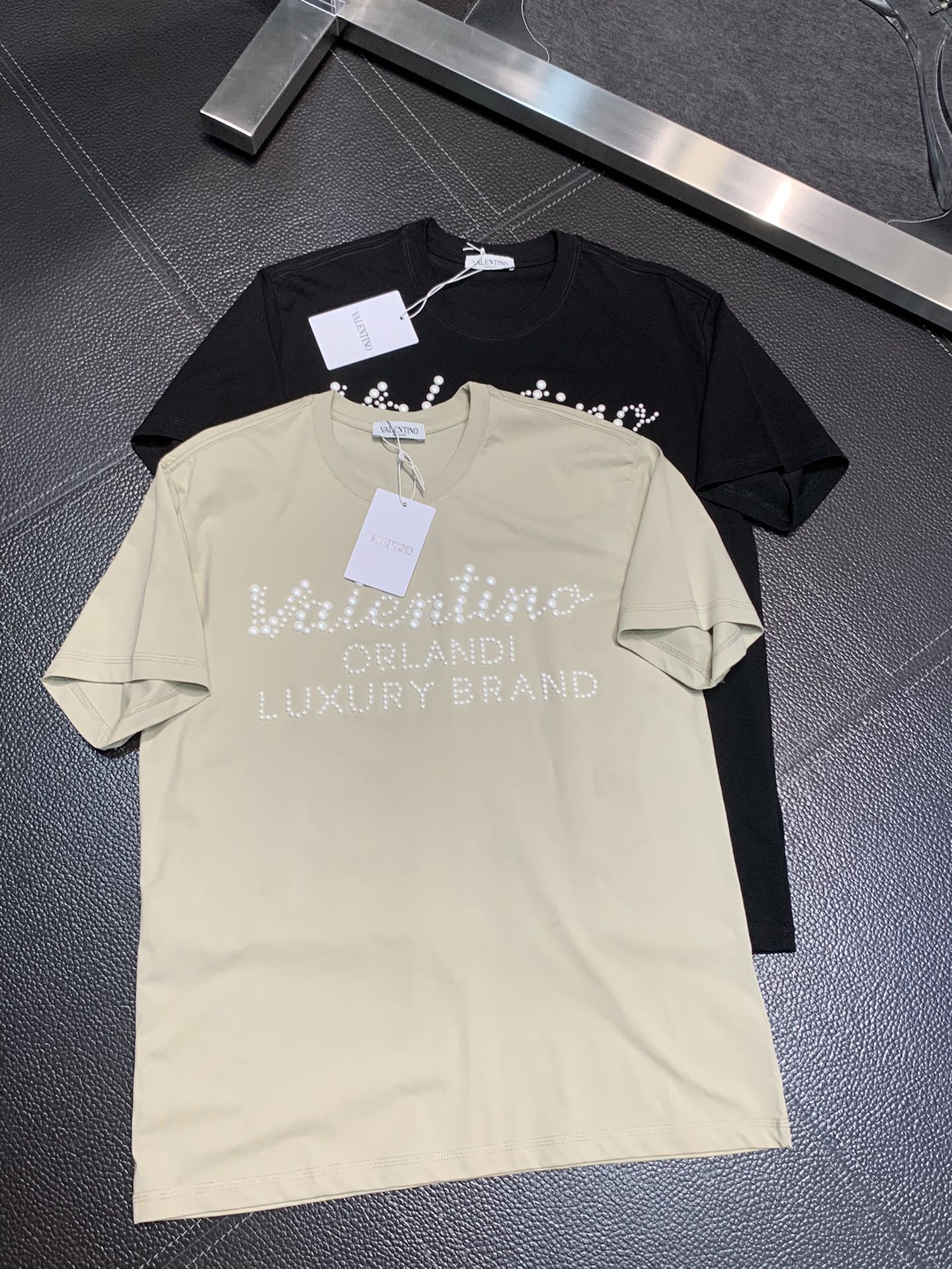 NO:490676,.Valentino exclusively offers new original single men's casual short sleeves, high-end customization, high-end version, fashionable and versatile imported fabric, super soft and delicate, skin-friendly and comfortable to wear, high-end boutique, OEM, fine-made, very good for the upper body, men's essential items, three standards, S-5XL, valentino, T-shirt, alexander wang19860909.华伦天奴 独家专供新款原单男士休闲短袖 高端定制 高版本 时尚百搭爆款进口面料 手感超柔软细腻 穿着亲肤舒适 高端精品 代工厂精细做上身非常赞 男士必备单品 三标齐全 码数S-5XL,,valentino,T-shirt,alexander wang,Men's clothing