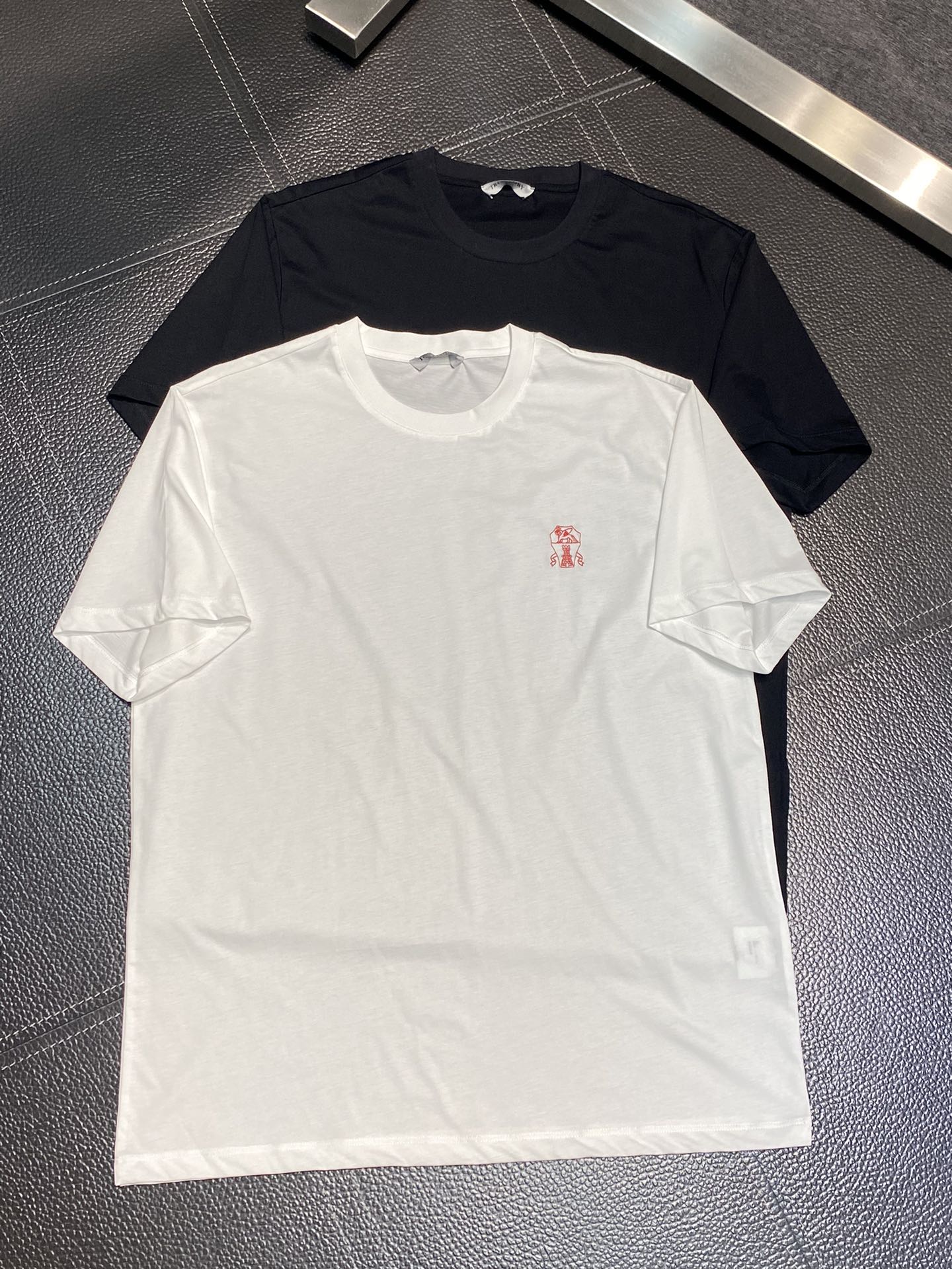 NO:430654,BC-Brunello Cucineli New original single men's casual short sleeves, high-end customization, high-version, fashionable and versatile imported fabric, super soft and delicate, skin-friendly and comfortable to wear, high-end boutique, OEM, fine-made top body, very good, men's essential items, code number M-3XL,,brunello cucinelli,T-shirt,alexander wang19860909跑量款.BC-Brunello Cucineli 布鲁内洛·库奇内利 新款原单男士休闲短袖 高端定制 高版本 时尚百搭爆款进口面料 手感超柔软细腻 穿着亲肤舒适 高端精品 代工厂精细做上身非常赞 男士必备单品 码数M-3XL,,brunello cucinelli,T-shirt,alexander wang,Men's clothing