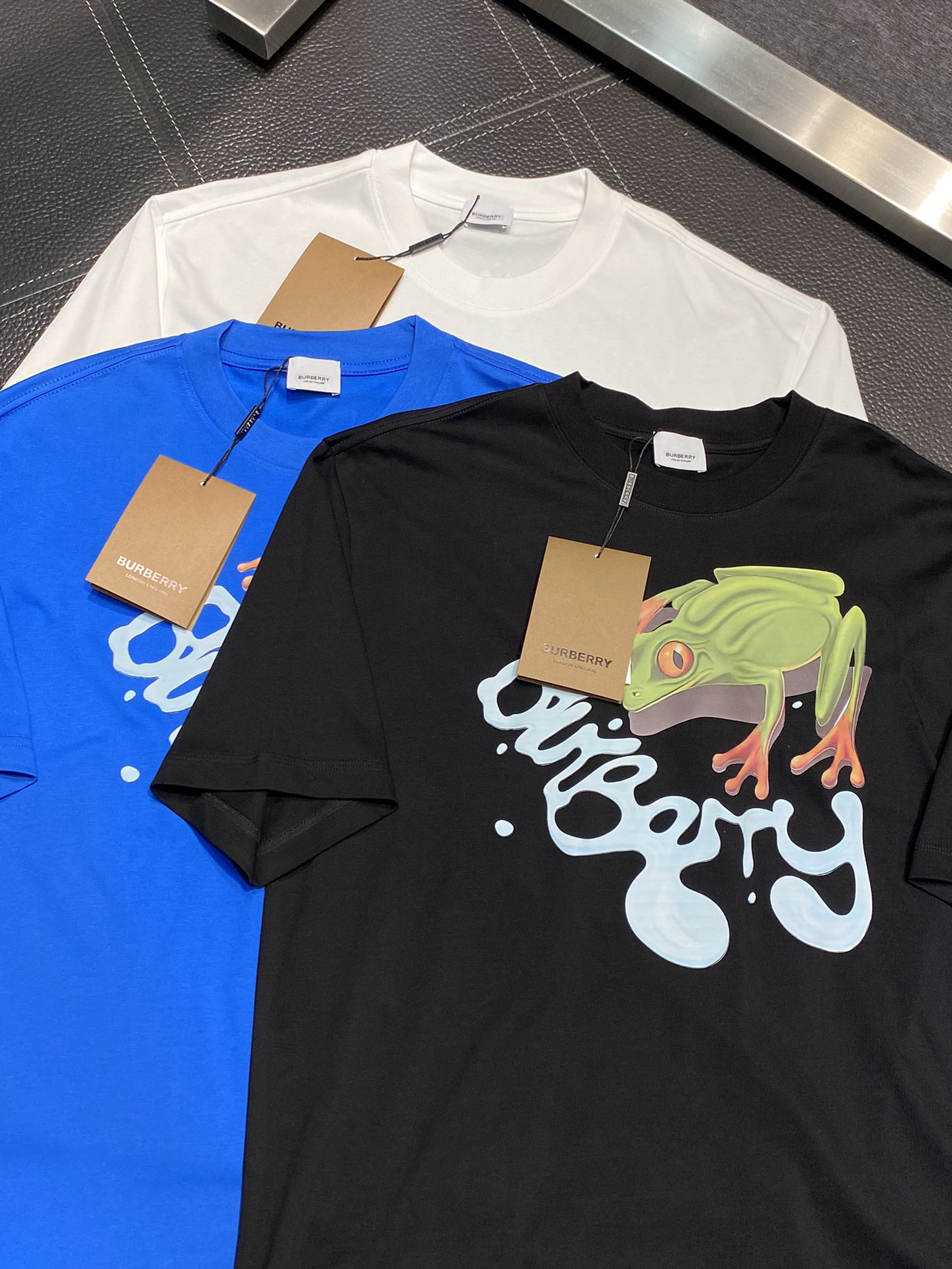 NO:490692,.BBR Burberry exclusively offers new original single men's casual short sleeves, high-end customization, high-end version, fashionable and versatile imported fabric, super soft and delicate, skin-friendly and comfortable to wear, high-end boutique, OEM, fine production, very good for the upper body, men's essential items, complete three standards, code number XS--3XL,,burberry, T-shirt, alexander wang19860909.BBR巴宝莉 独家专供新款原单男士休闲短袖 高端定制 高版本 时尚百搭爆款进口面料 手感超柔软细腻 穿着亲肤舒适 高端精品 代工厂精细做上身非常赞 男士必备单品 三标齐全 码数XS--3XL,,burberry,T-shirt,alexander wang,Men's clothing