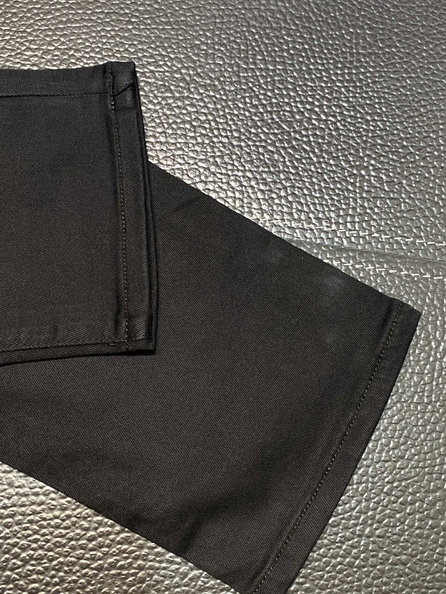 Prada普拉达独家专供新款休闲牛仔裤高端版本！专柜定制面料透气舒适度高细节无可挑剔品牌元素设计理念体现