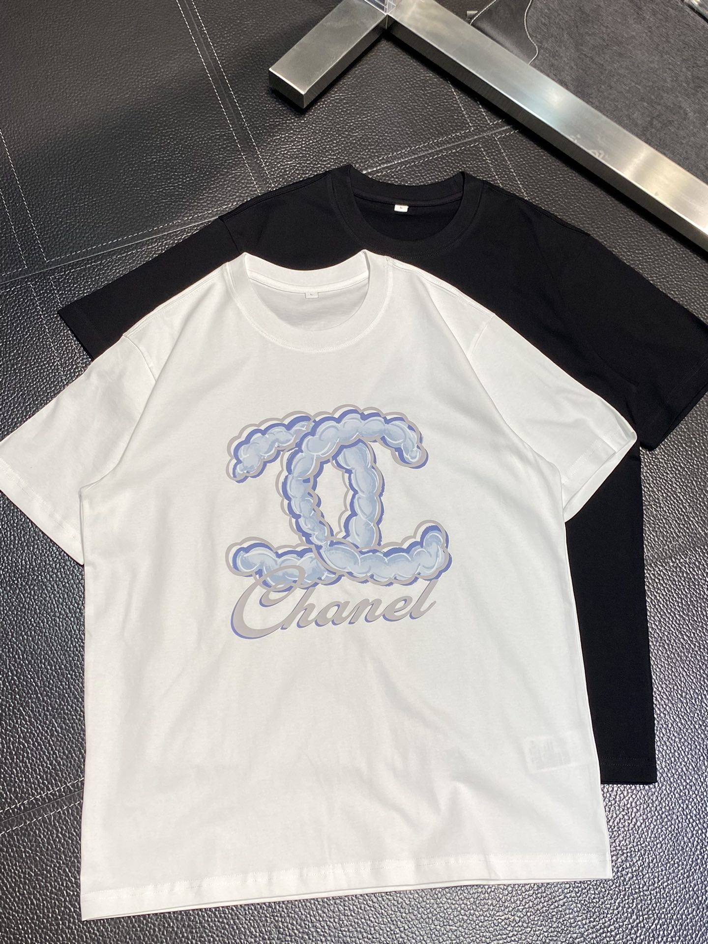 ¿Puedes comprar imitación?
 Chanel Ropa Camiseta Hombres Fashion Manga corta