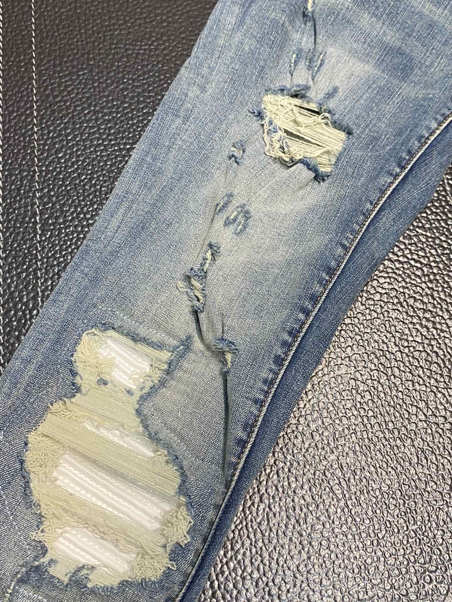  。AMIRI 独家专供新款 修身款 小直筒 牛仔裤，高端版本！专柜 面料 透气舒适度高，细节无可挑剔，