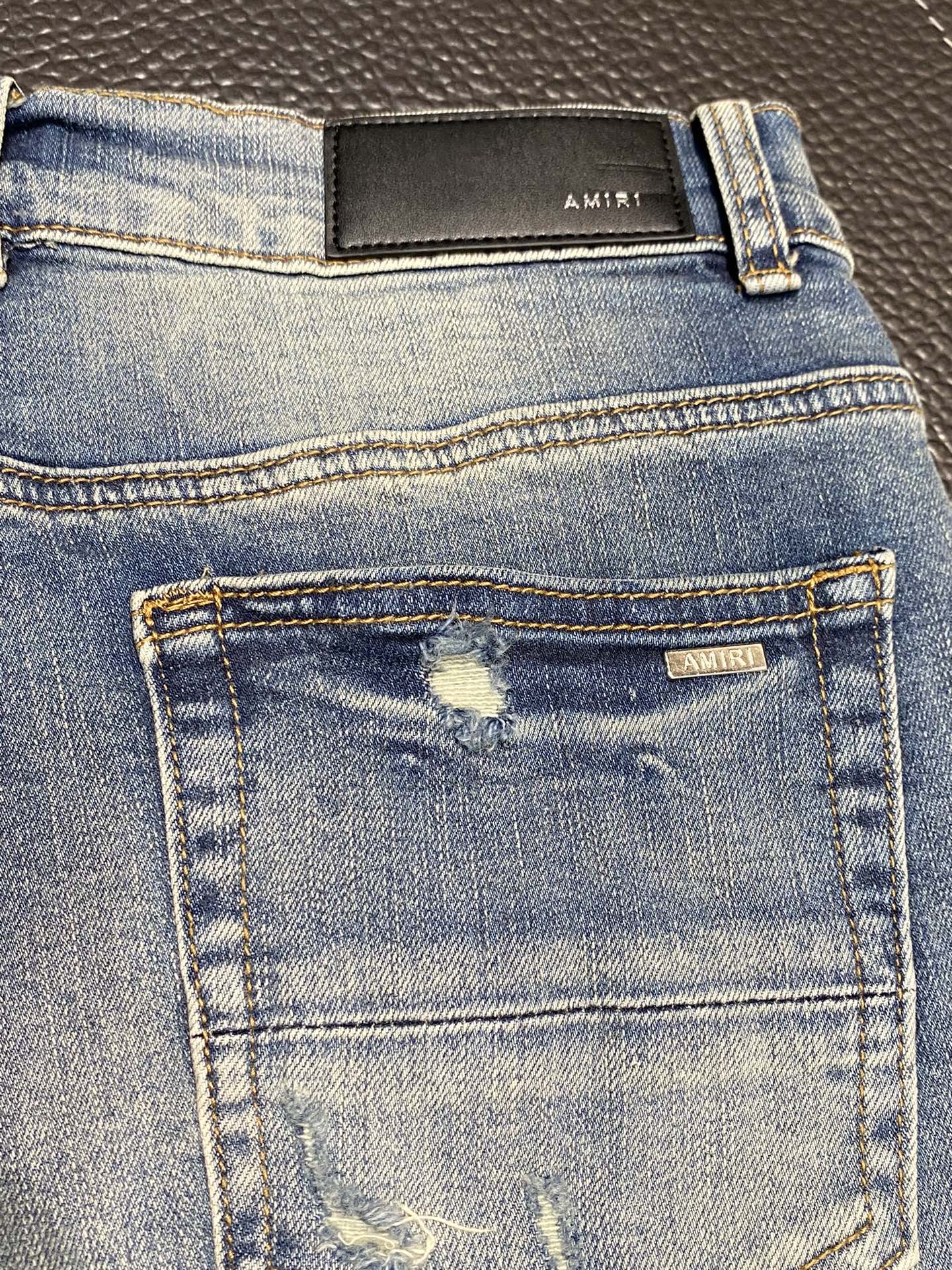  。AMIRI 独家专供新款 修身款 小直筒 牛仔裤，高端版本！专柜 面料 透气舒适度高，细节无可挑剔，