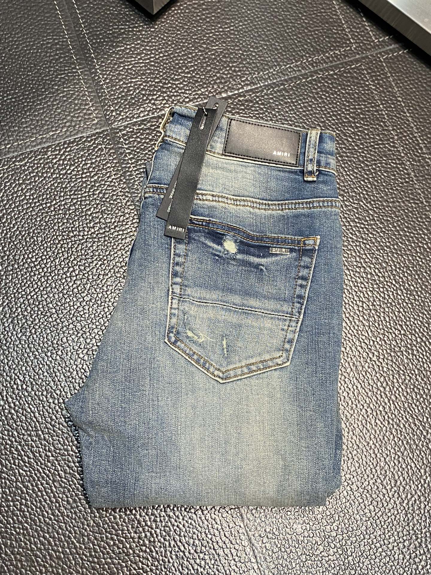  。AMIRI 独家专供新款 修身款 小直筒 牛仔裤，高端版本！专柜 面料 透气舒适度高，细节无可挑剔，