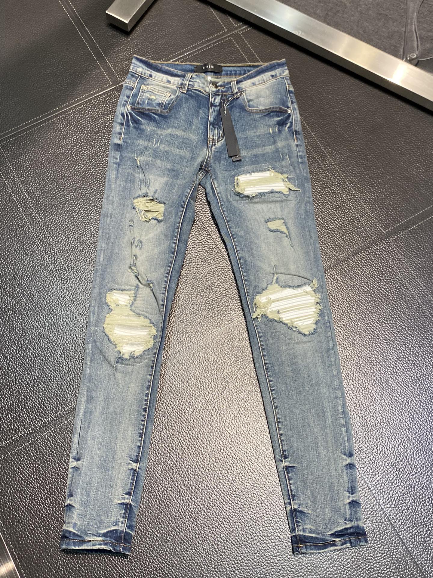  。AMIRI 独家专供新款 修身款 小直筒 牛仔裤，高端版本！专柜 面料 透气舒适度高，细节无可挑剔，