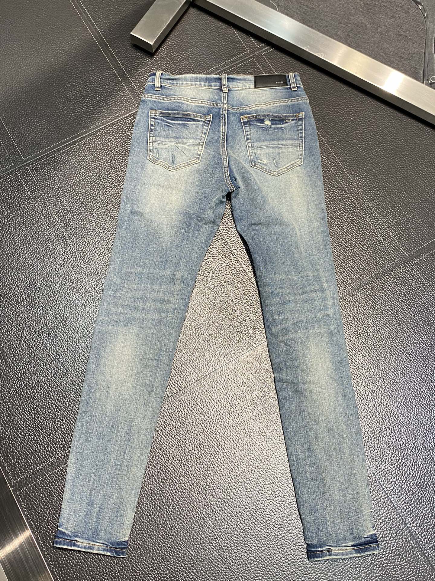  。AMIRI 独家专供新款 修身款 小直筒 牛仔裤，高端版本！专柜 面料 透气舒适度高，细节无可挑剔，