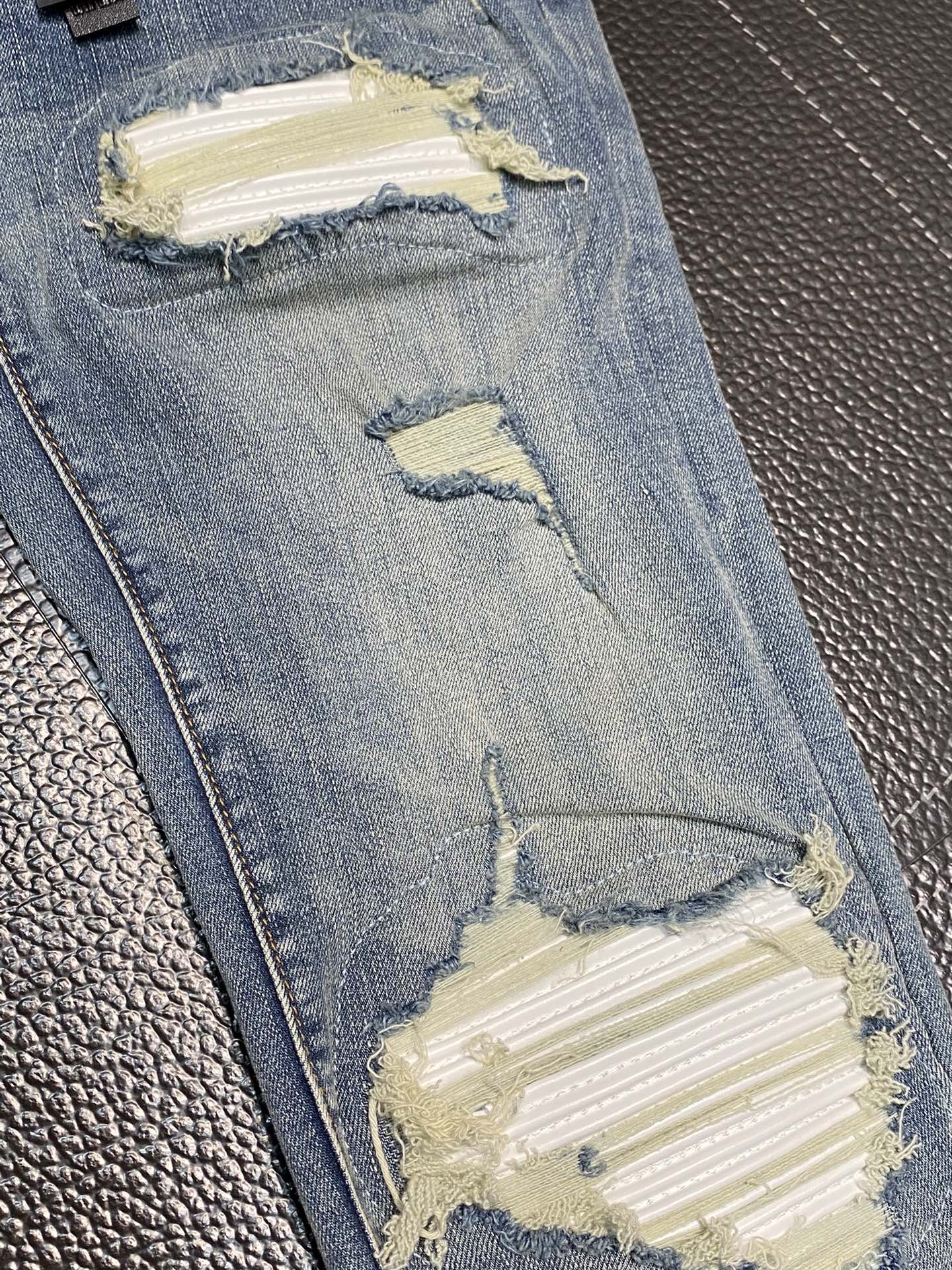  。AMIRI 独家专供新款 修身款 小直筒 牛仔裤，高端版本！专柜 面料 透气舒适度高，细节无可挑剔，