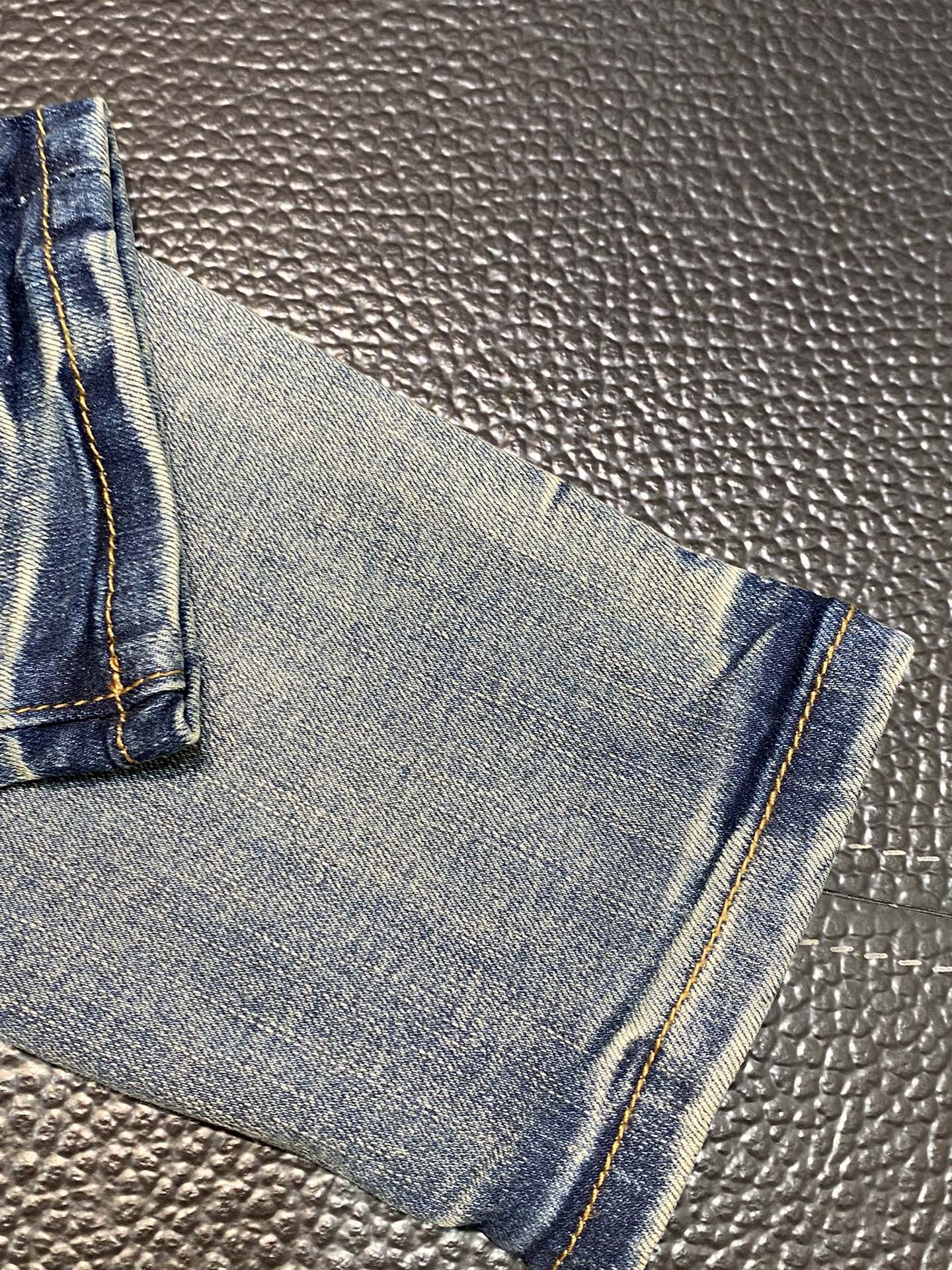  。AMIRI 独家专供新款 修身款 小直筒 牛仔裤，高端版本！专柜 面料 透气舒适度高，细节无可挑剔，