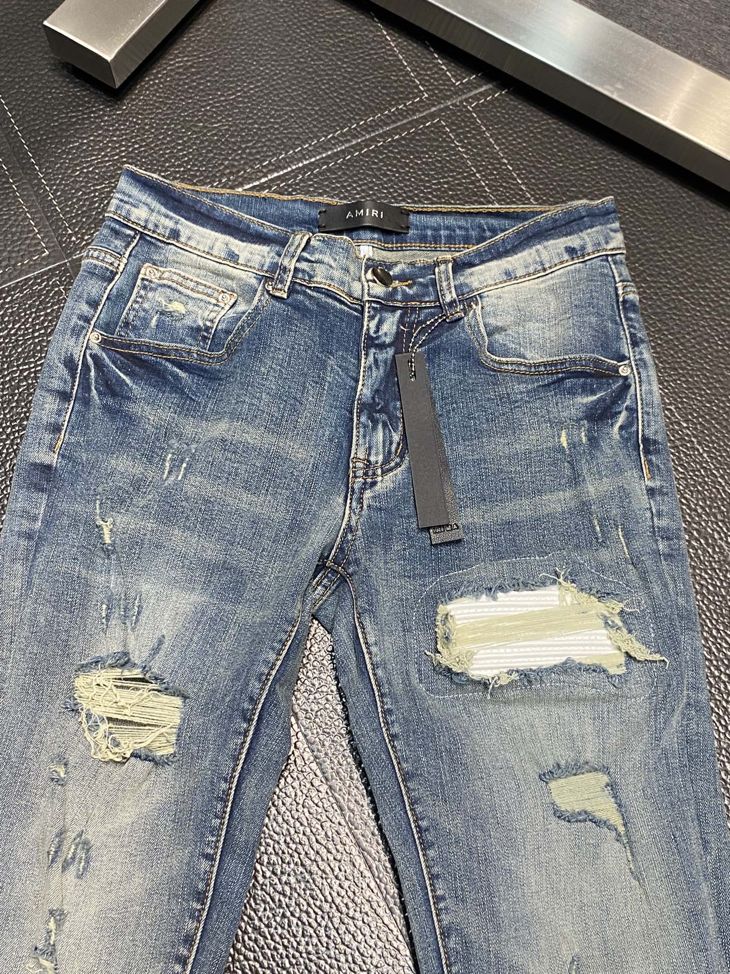  。AMIRI 独家专供新款 修身款 小直筒 牛仔裤，高端版本！专柜 面料 透气舒适度高，细节无可挑剔，