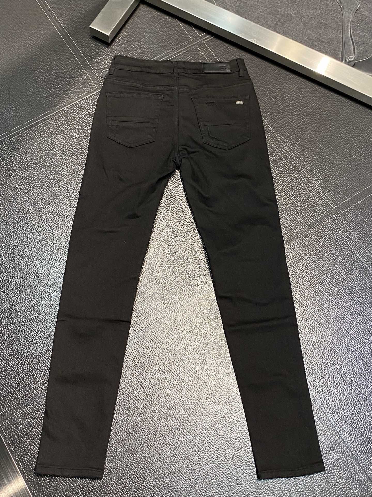  。AMIRI 独家专供新款 修身款 小直筒 牛仔裤，高端版本！专柜 面料 透气舒适度高，细节无可挑剔，