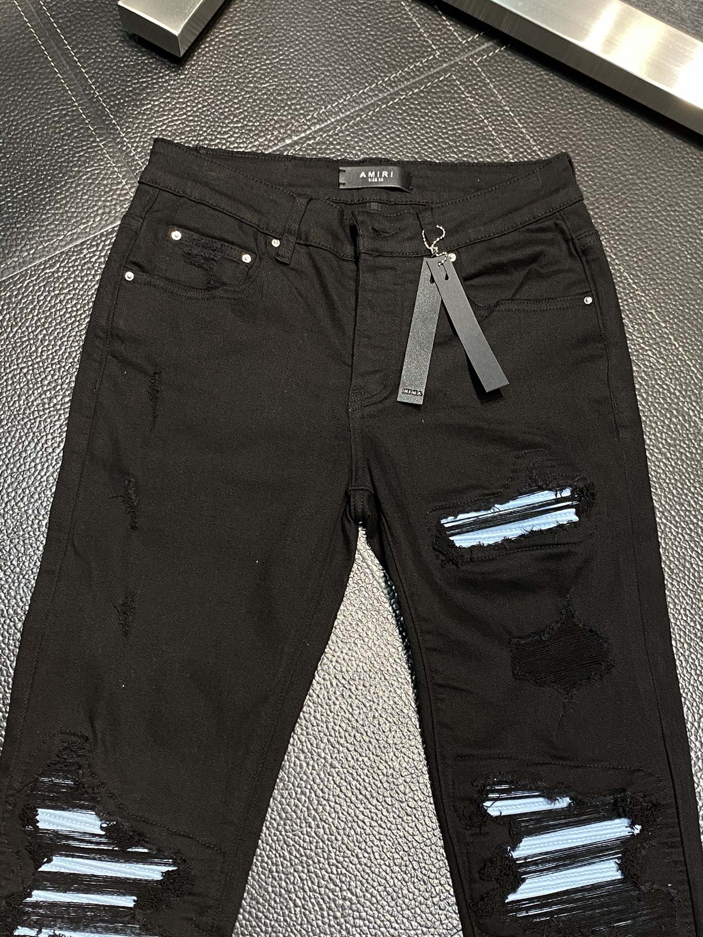  。AMIRI 独家专供新款 修身款 小直筒 牛仔裤，高端版本！专柜 面料 透气舒适度高，细节无可挑剔，