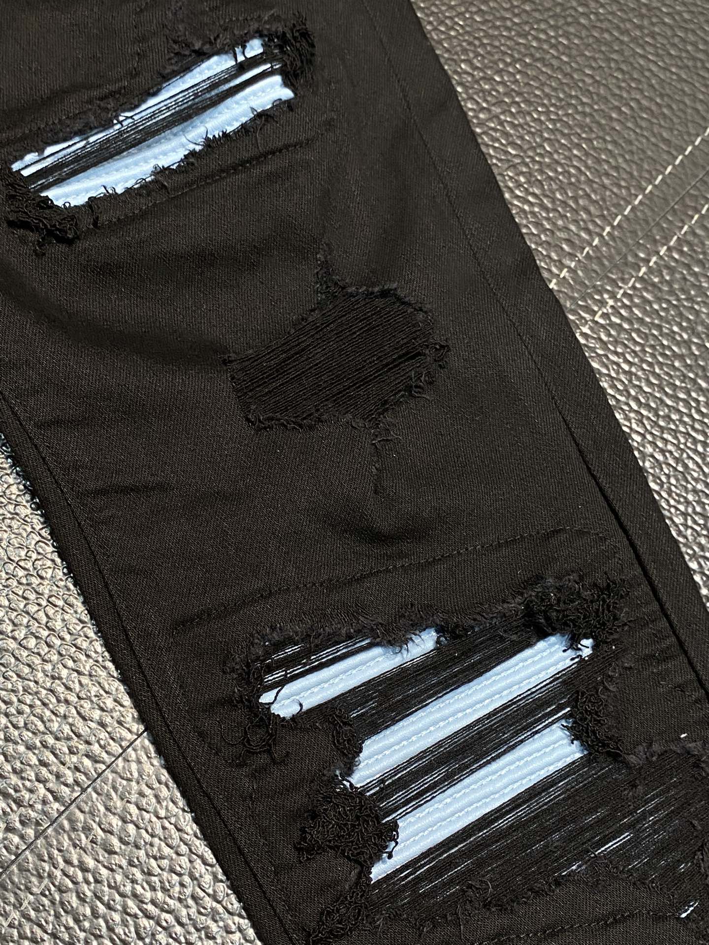  。AMIRI 独家专供新款 修身款 小直筒 牛仔裤，高端版本！专柜 面料 透气舒适度高，细节无可挑剔，