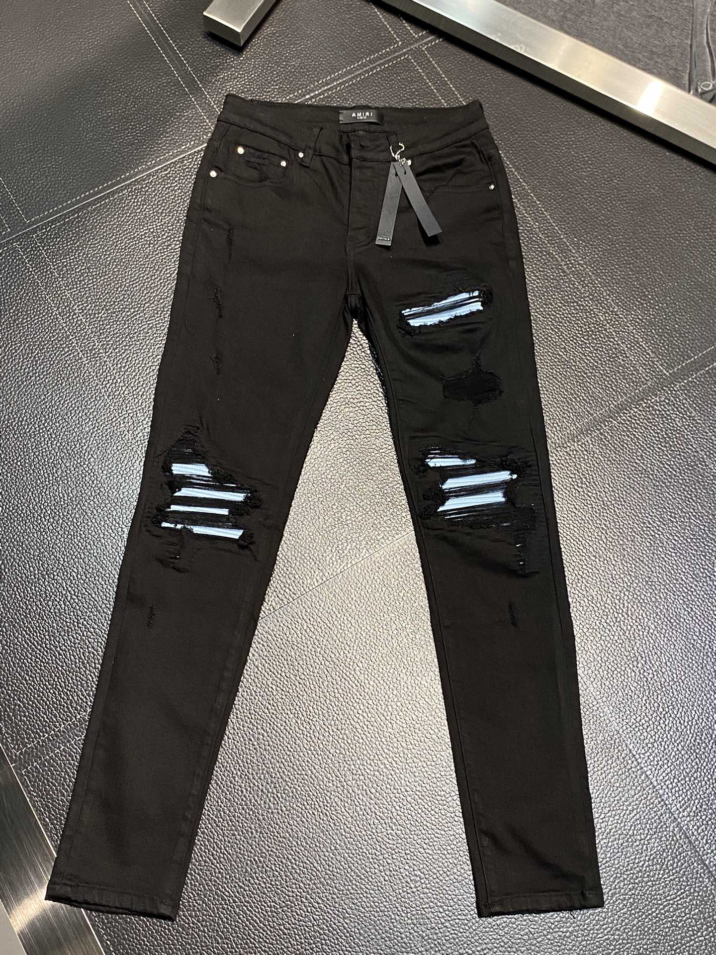  。AMIRI 独家专供新款 修身款 小直筒 牛仔裤，高端版本！专柜 面料 透气舒适度高，细节无可挑剔，