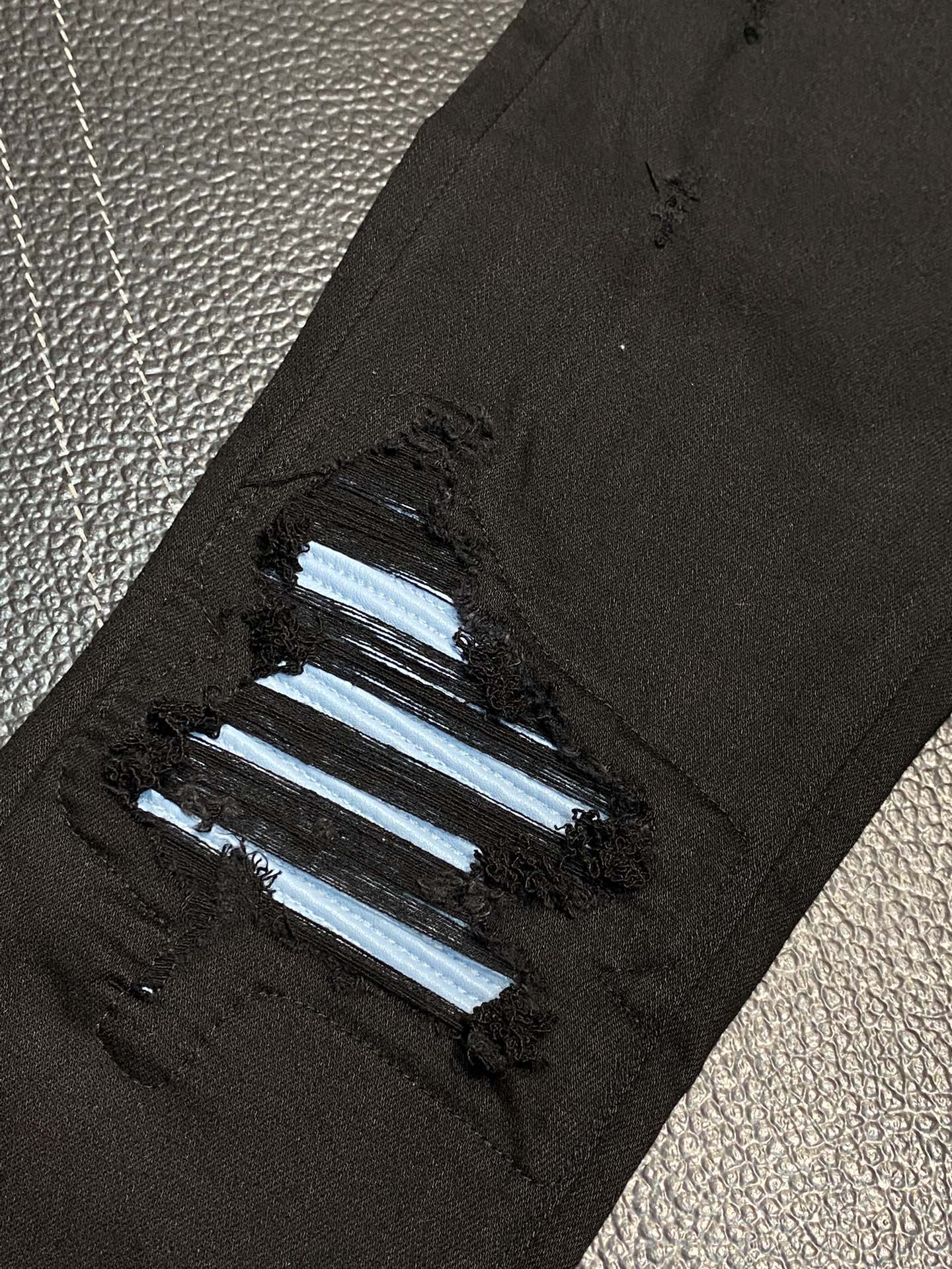 。AMIRI 独家专供新款 修身款 小直筒 牛仔裤，高端版本！专柜 面料 透气舒适度高，细节无可挑剔，