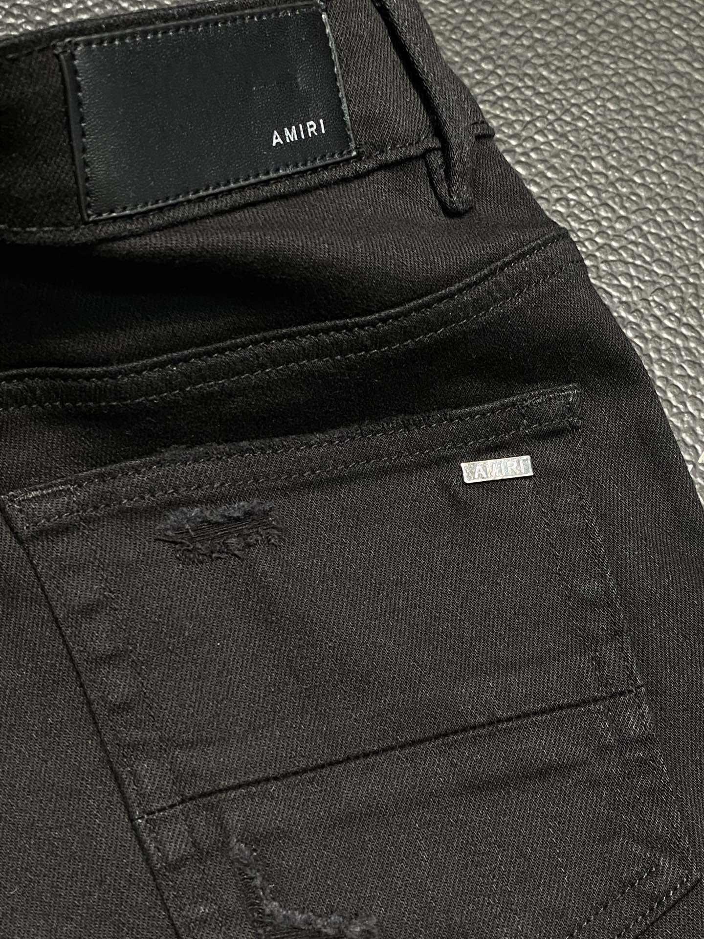  。AMIRI 独家专供新款 修身款 小直筒 牛仔裤，高端版本！专柜 面料 透气舒适度高，细节无可挑剔，