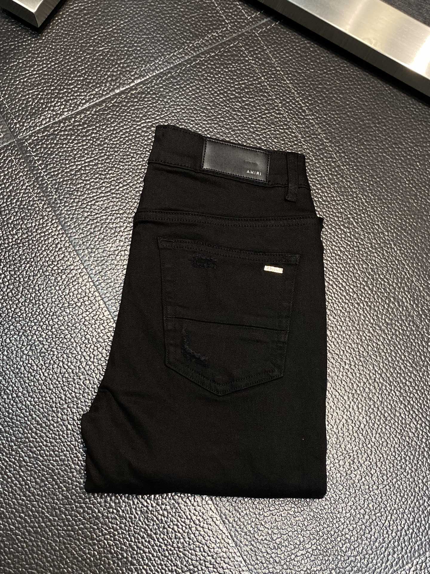  。AMIRI 独家专供新款 修身款 小直筒 牛仔裤，高端版本！专柜 面料 透气舒适度高，细节无可挑剔，